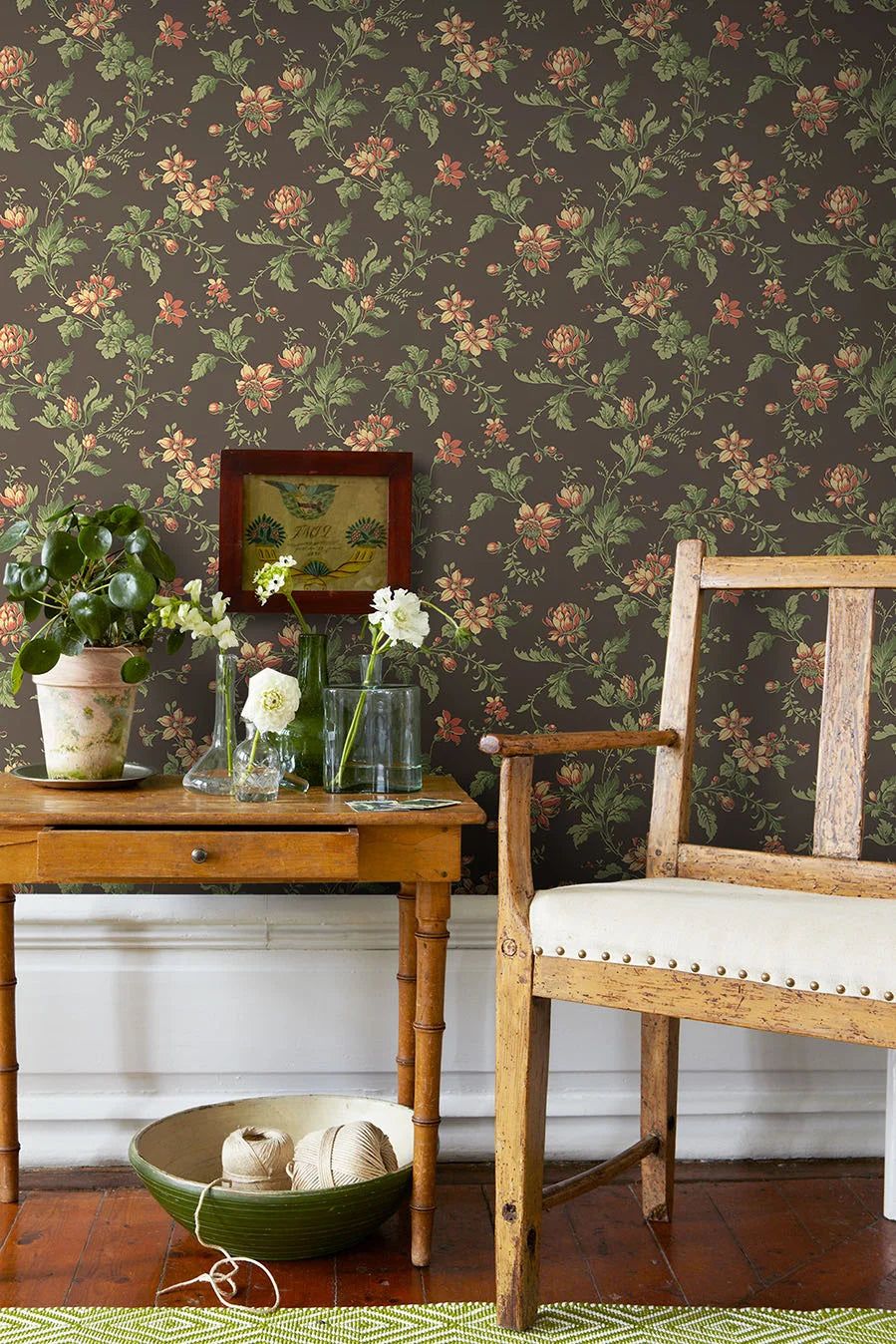 Non-woven paper wallpaper with a floral pattern BLOMSLINGA brown