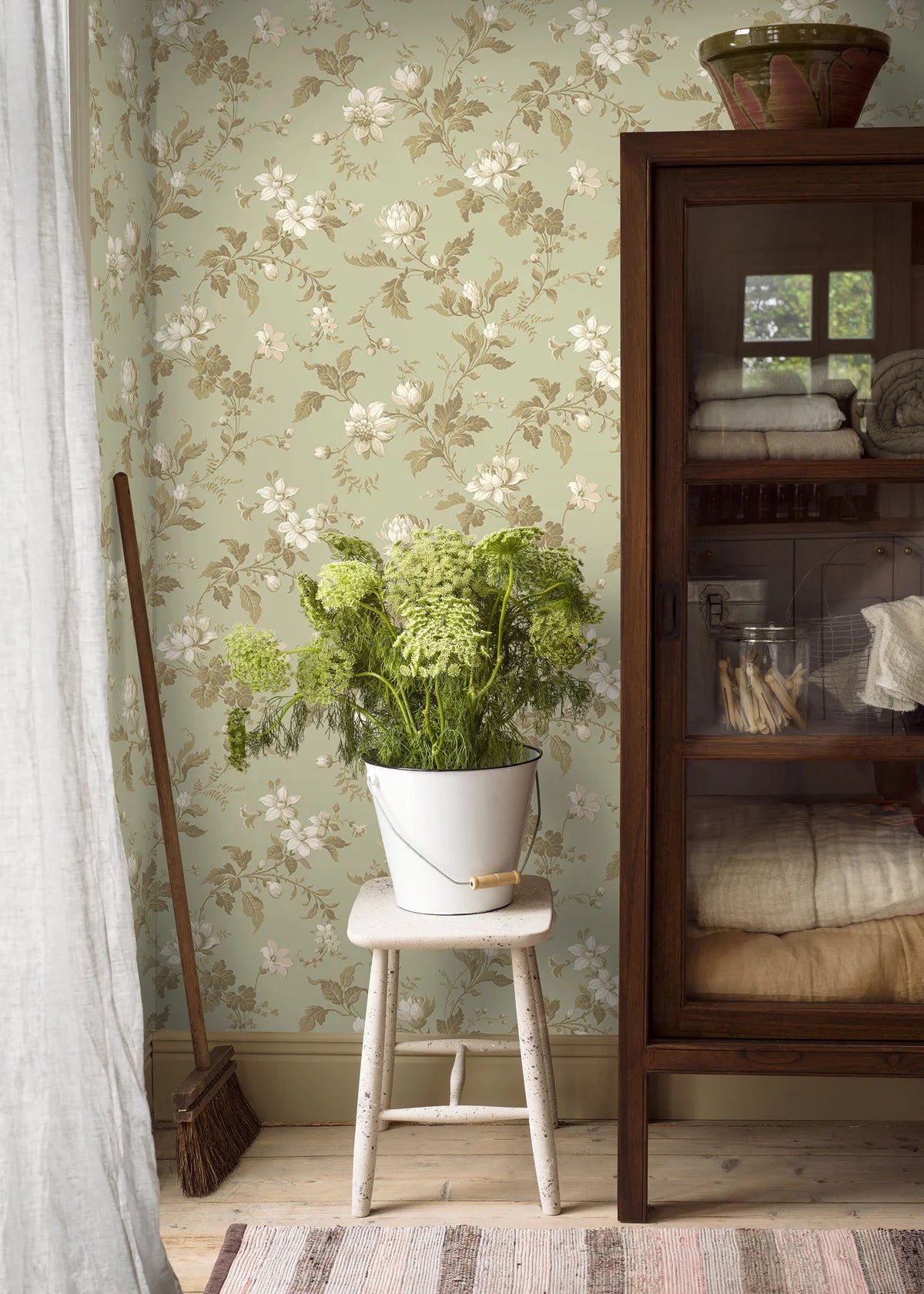 Non-woven paper wallpaper with a floral pattern BLOMSLINGA green with white