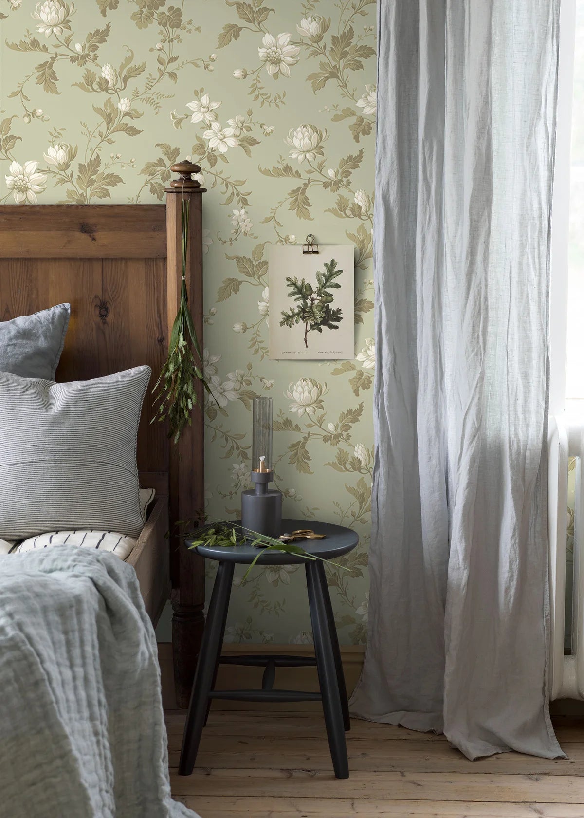 Non-woven paper wallpaper with a floral pattern BLOMSLINGA green with white