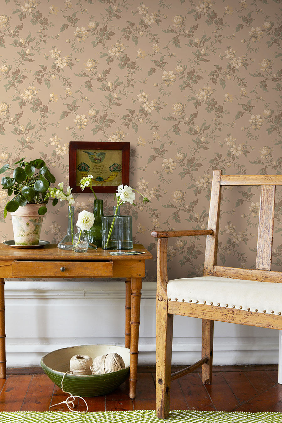 Non-woven paper wallpaper with a floral pattern BLOMSLINGA brown with beige