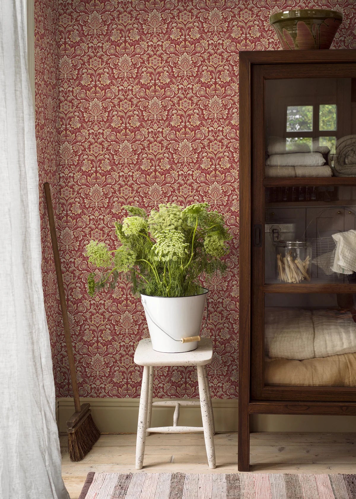 Non-woven paper wallpaper with a floral pattern FOGLAVIK burgundy with gold