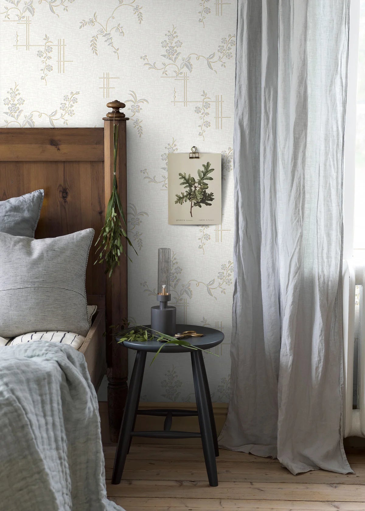 Non-woven paper wallpaper with a plant pattern ULRICEHAMN broken white with silver