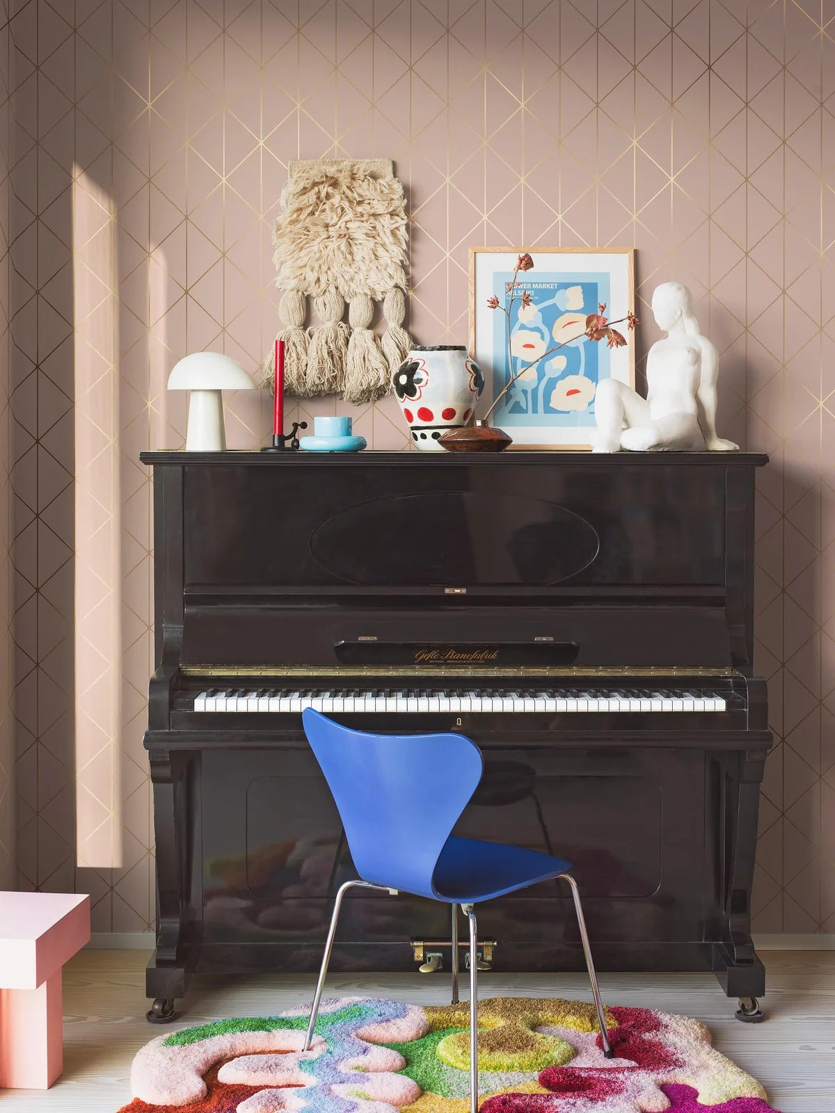 Non-woven paper wallpaper with a geometric DIAMONDS pattern in pink