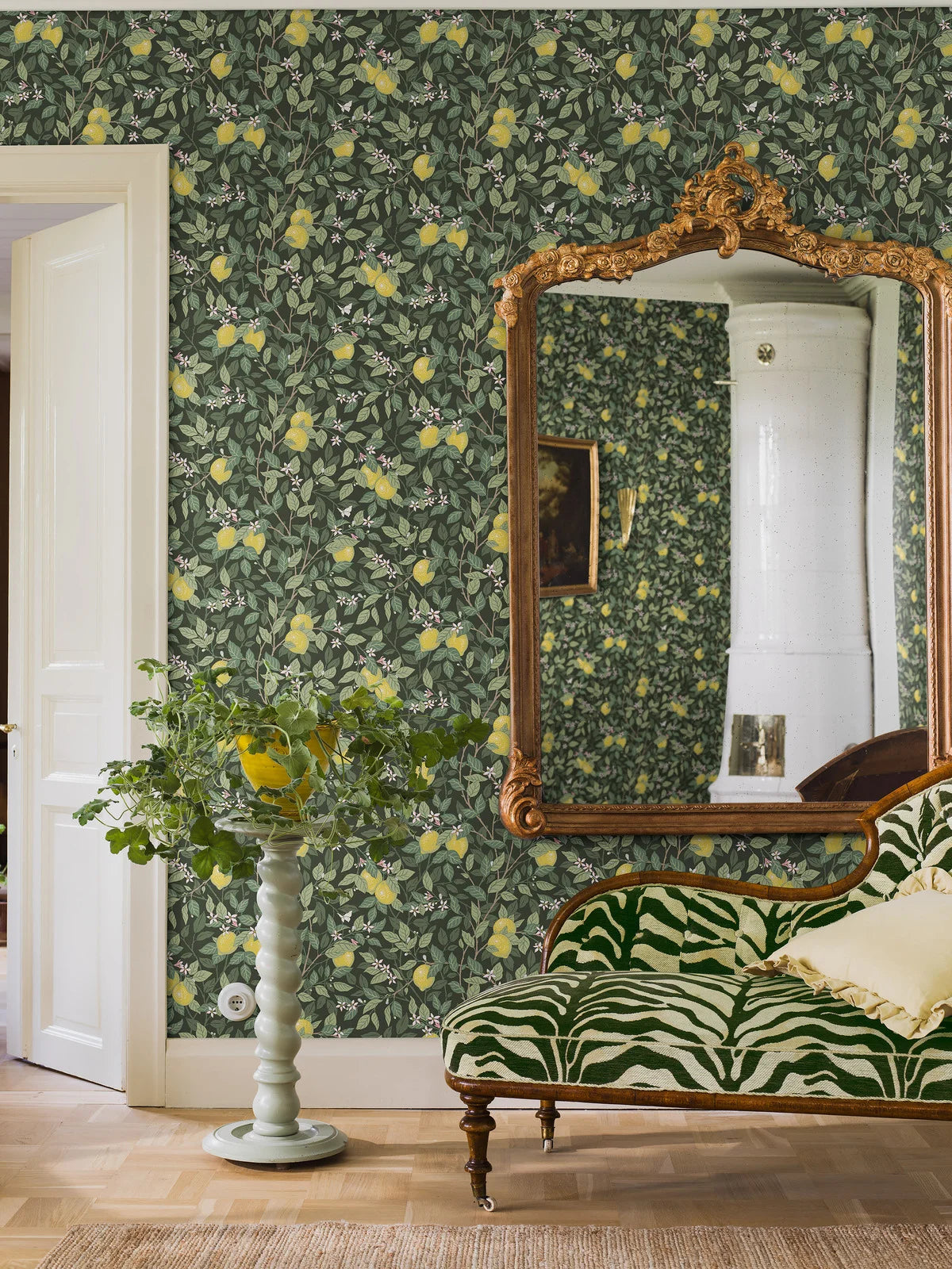 Non-woven paper wallpaper with a botanical pattern CITRONTRÄD green with yellow