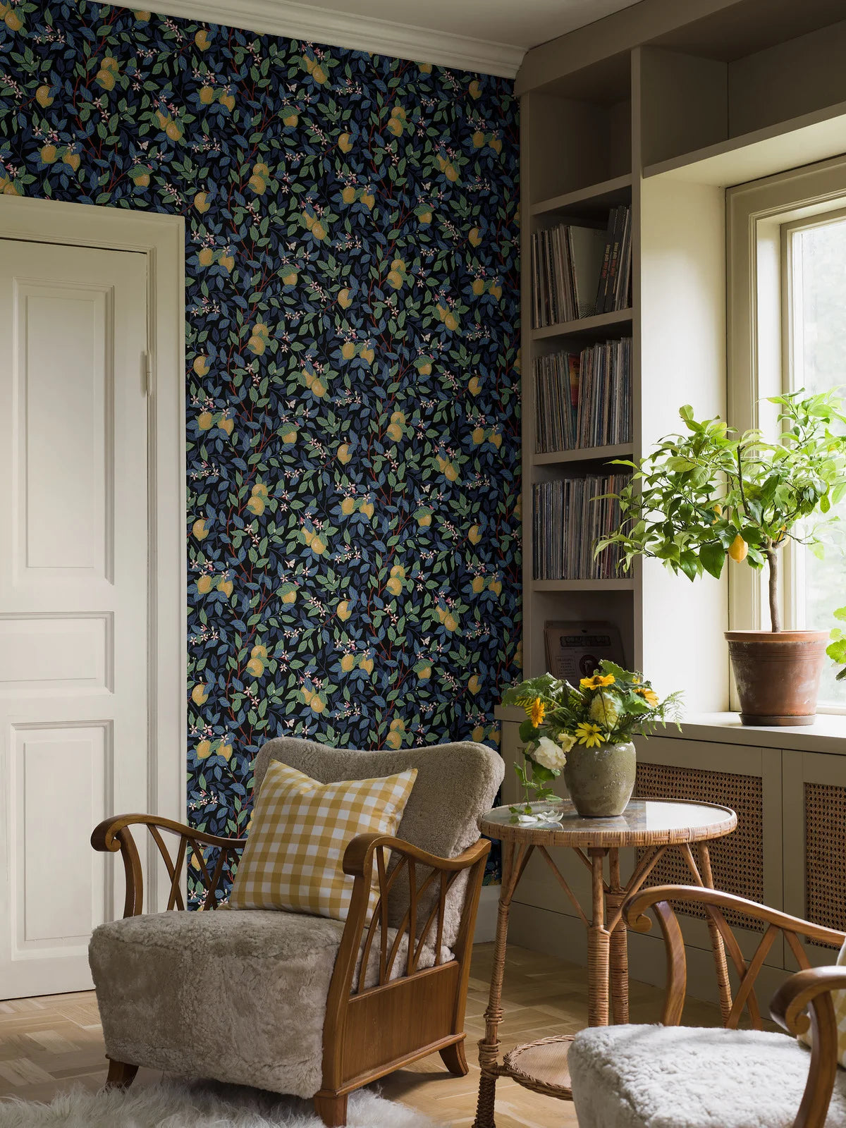 Non-woven paper wallpaper with a botanical pattern CITRONTRÄD blue with yellow