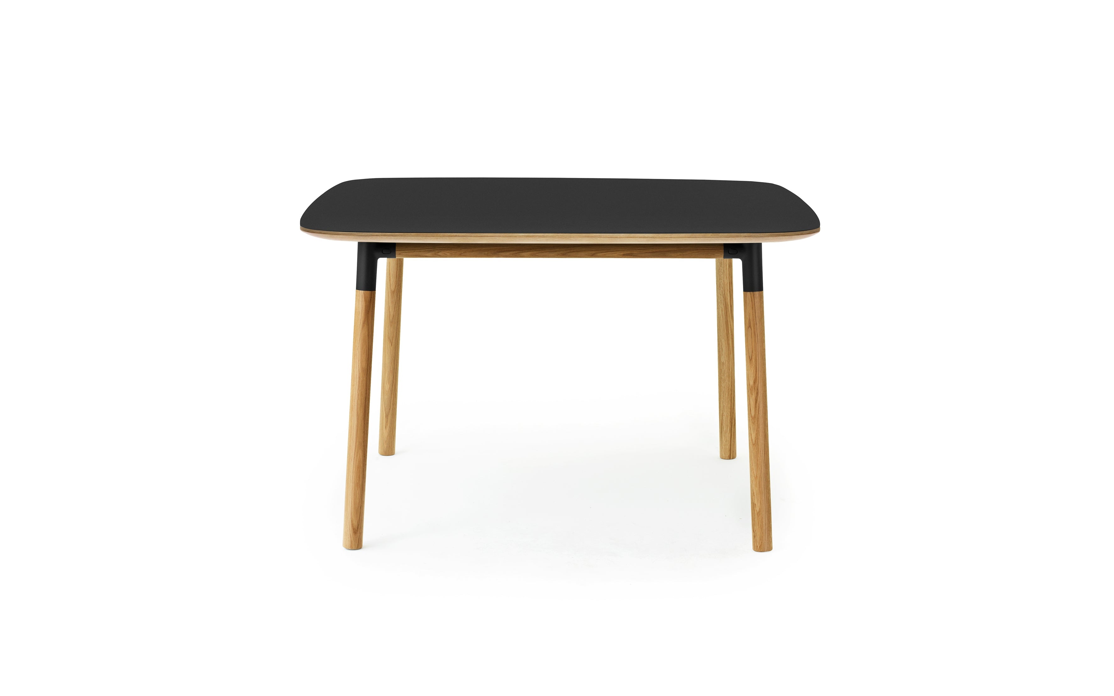 Form Table Black Top mit einer Eichenbasis