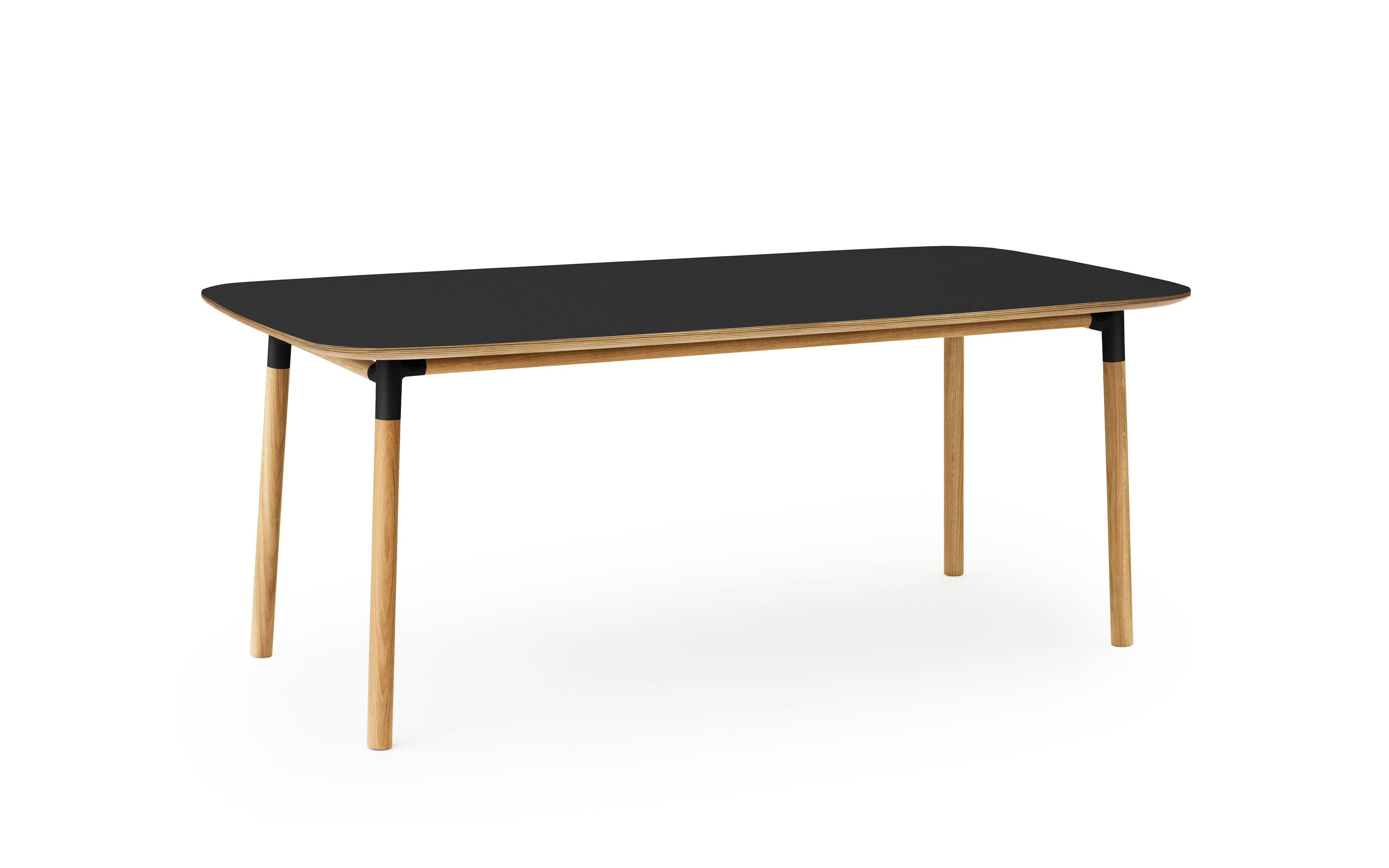 Form Table Black Top mit einer Eichenbasis