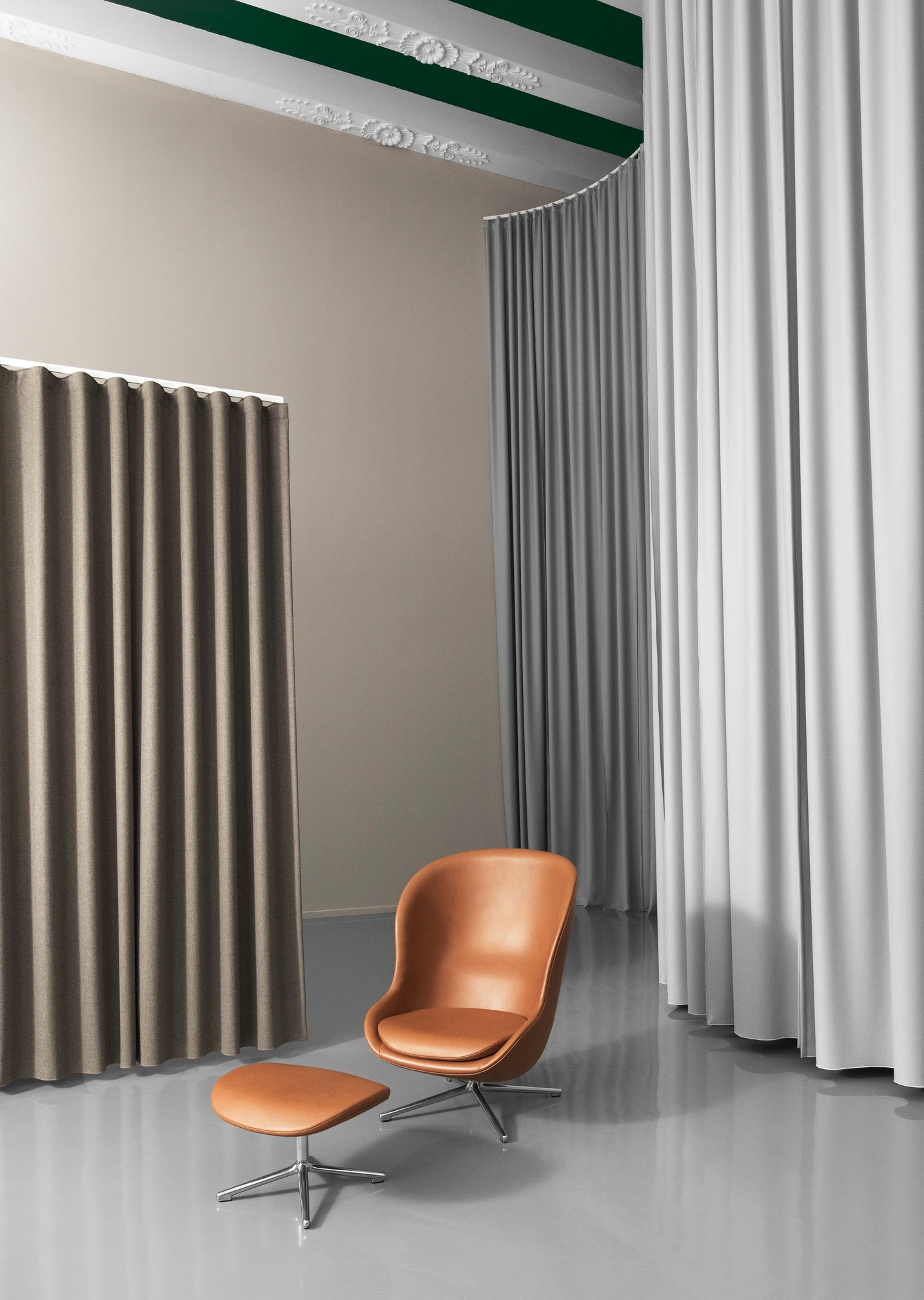 HYG HIGH upholstered armchair with an aluminum base