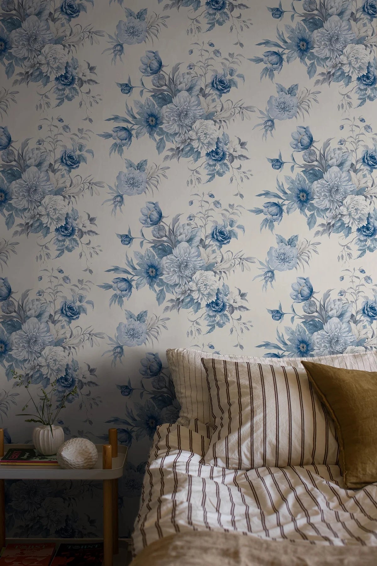 Non-woven paper wallpaper with a floral pattern FLORAL CHARM warm white with blue
