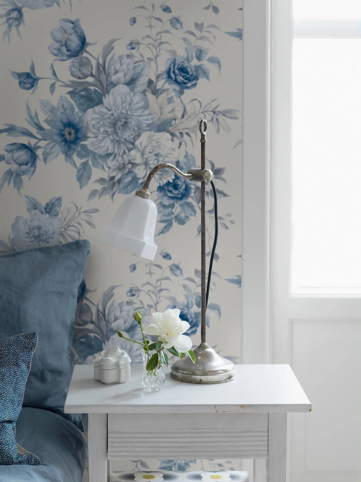 Non-woven paper wallpaper with a floral pattern FLORAL CHARM warm white with blue