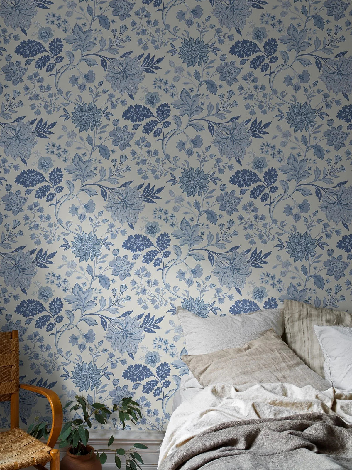 Non-woven paper wallpaper with a floral pattern ALICIA warm white with blue