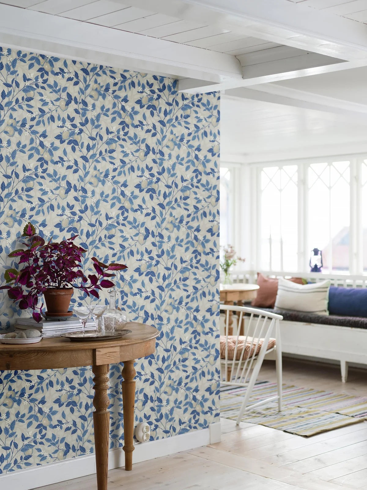 Non-woven paper wallpaper with a plant pattern CITRONTRÄD beige with blue