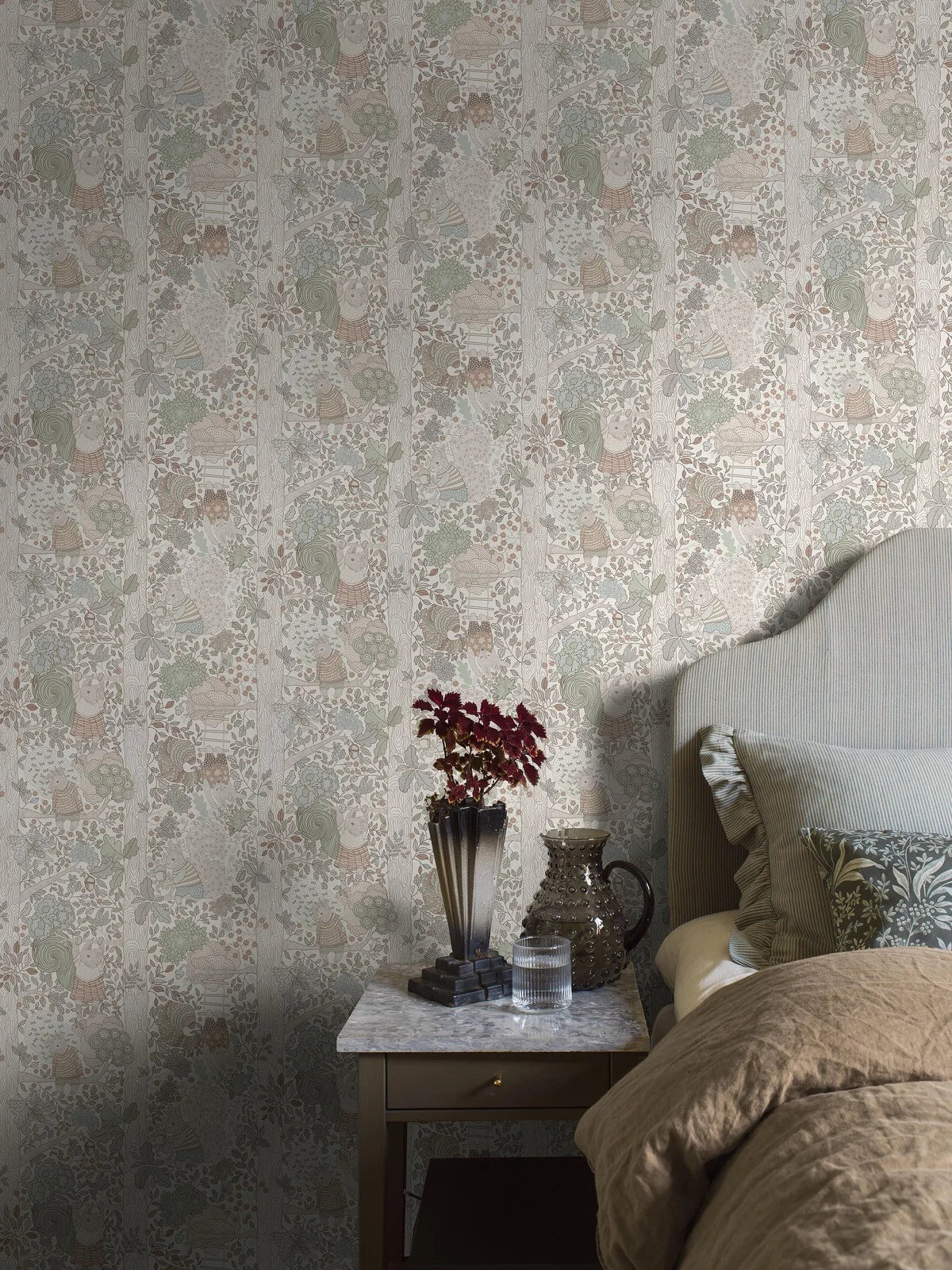 Children's wallpaper with a fairytale forest theme CHARLIE cream with green