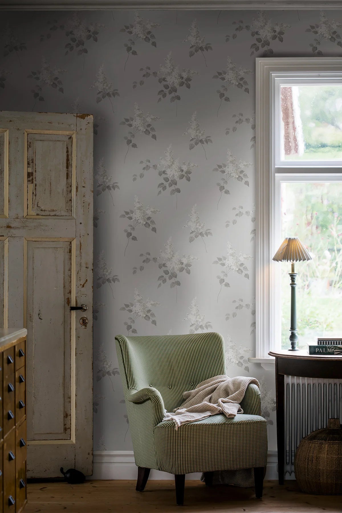 Lilacs Floral Pattern Wallpaper in Gray and White