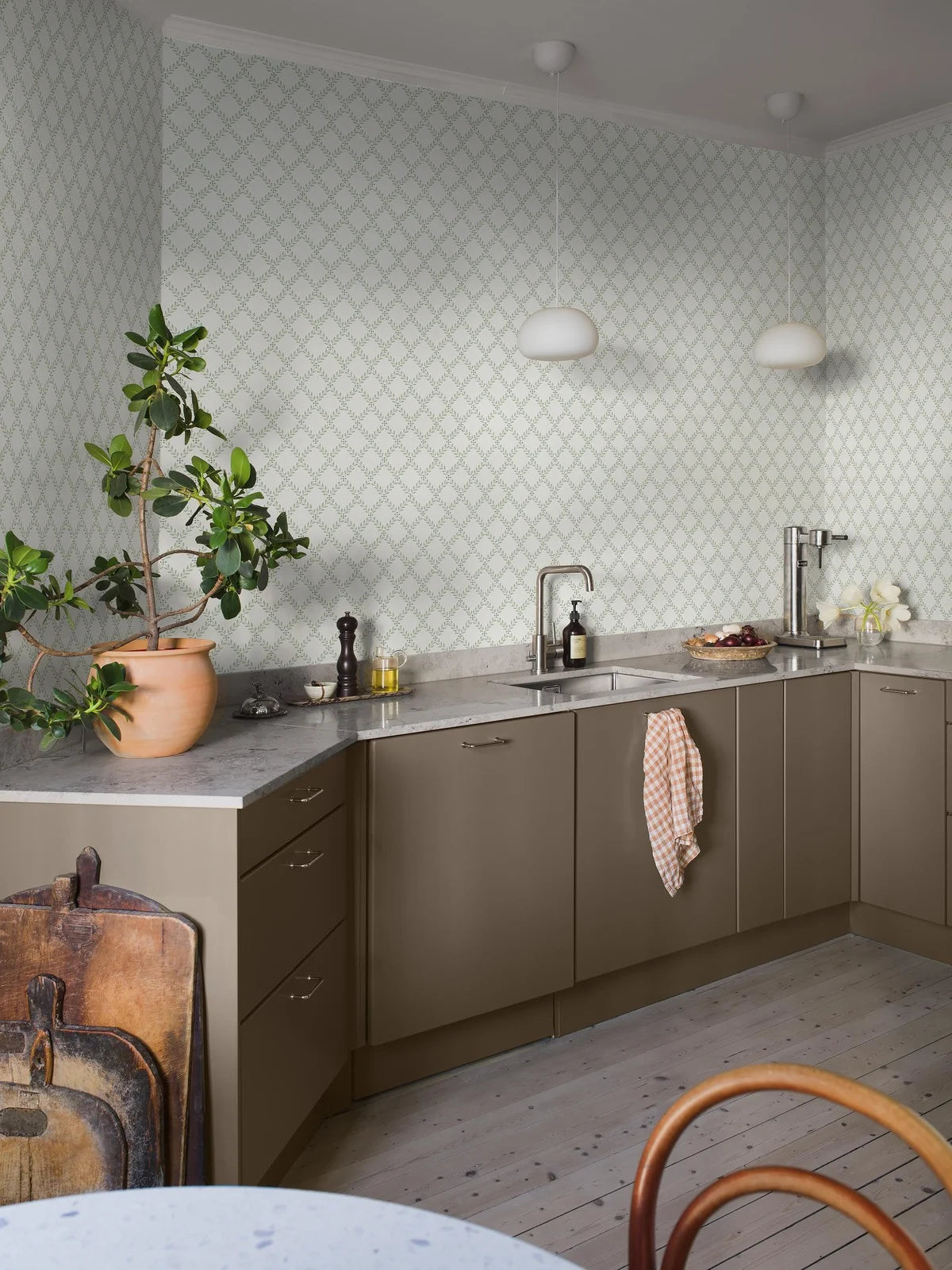 Wallpaper with geometric plant pattern of TRELLIS LEAVES in white and green