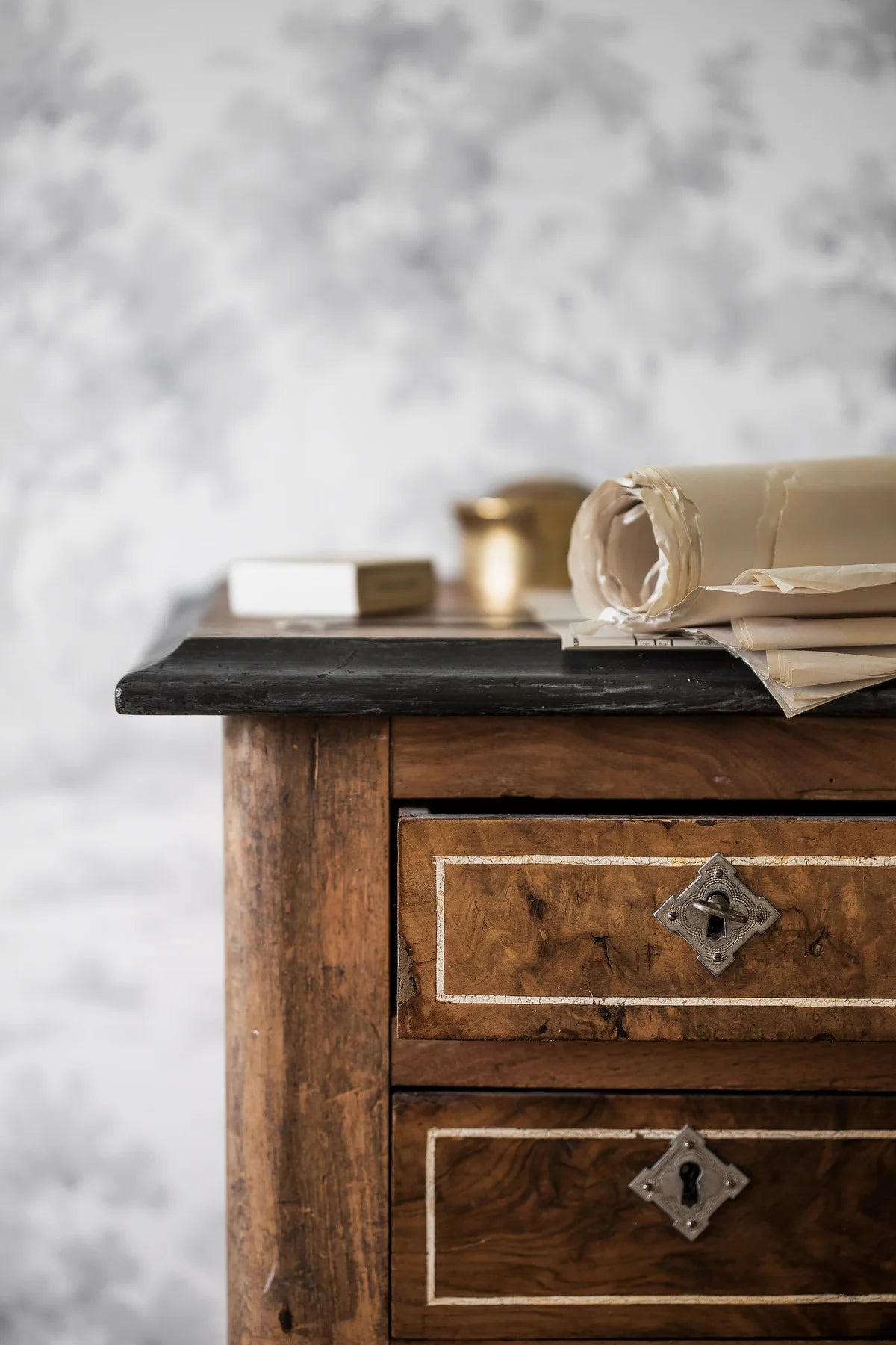 Non-woven paper wallpaper with a botanical pattern COUNTRYSIDE MORNING white with gray