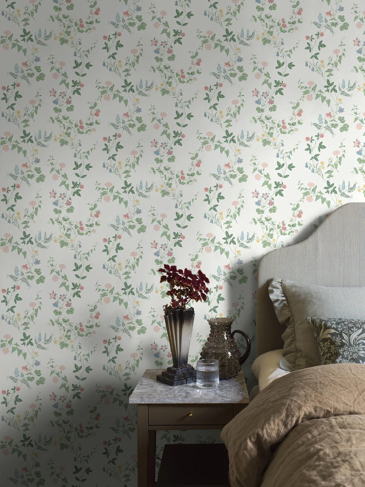 Wallpaper with a floral pattern of flowers and leaves MIDSUMMER EVE white with green