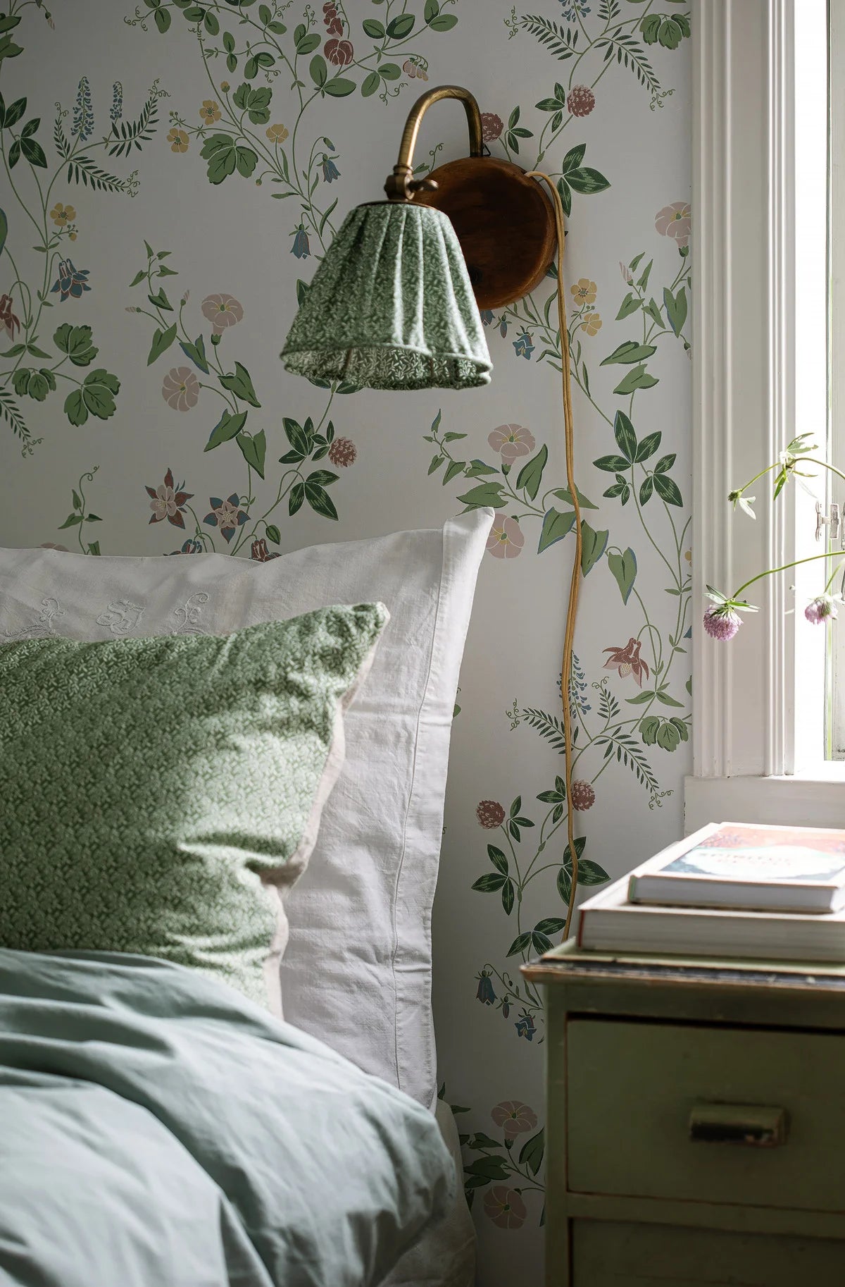 Wallpaper with a floral pattern of flowers and leaves MIDSUMMER EVE white with green