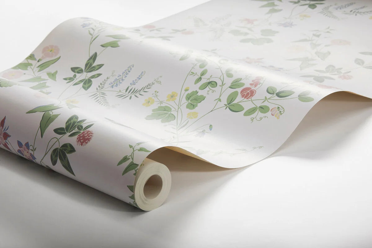 Wallpaper with a floral pattern of flowers and leaves MIDSUMMER EVE white with green