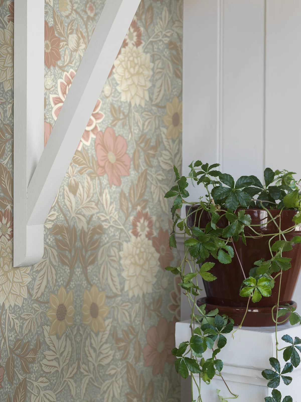 Non-woven paper wallpaper with a floral pattern DAHLIA GARDEN in blue and beige