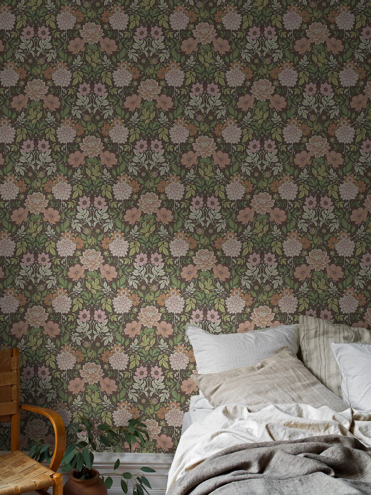 Non-woven paper wallpaper with a floral pattern DAHLIA GARDEN light green with pink