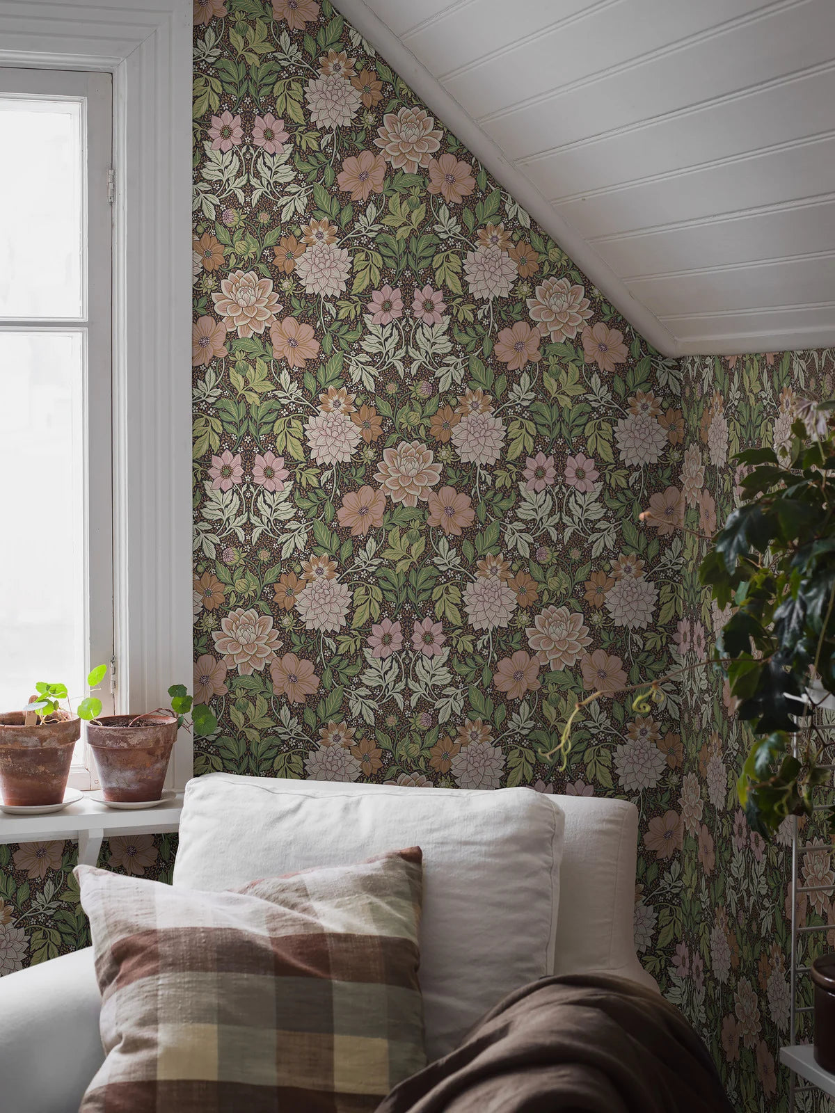 Non-woven paper wallpaper with a floral pattern DAHLIA GARDEN light green with pink