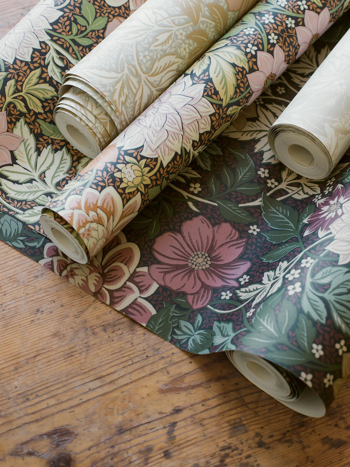 Non-woven paper wallpaper with a floral pattern DAHLIA GARDEN in dusty pink with green