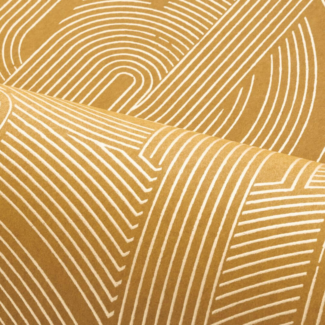 Metallic wallpaper with a geometric striped pattern PORTE DORÉE - AMBRE/DORÉ yellow with gold