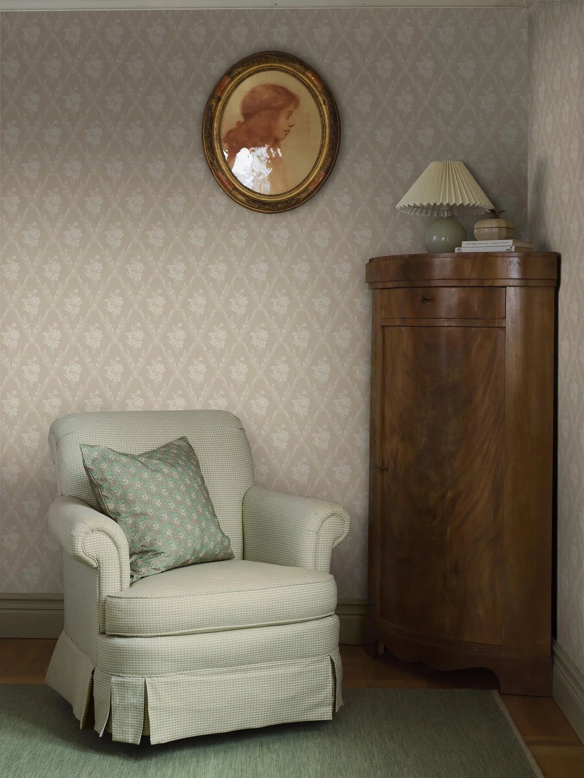 Non-woven paper wallpaper with a botanical pattern VÄSTIGÅRN beige