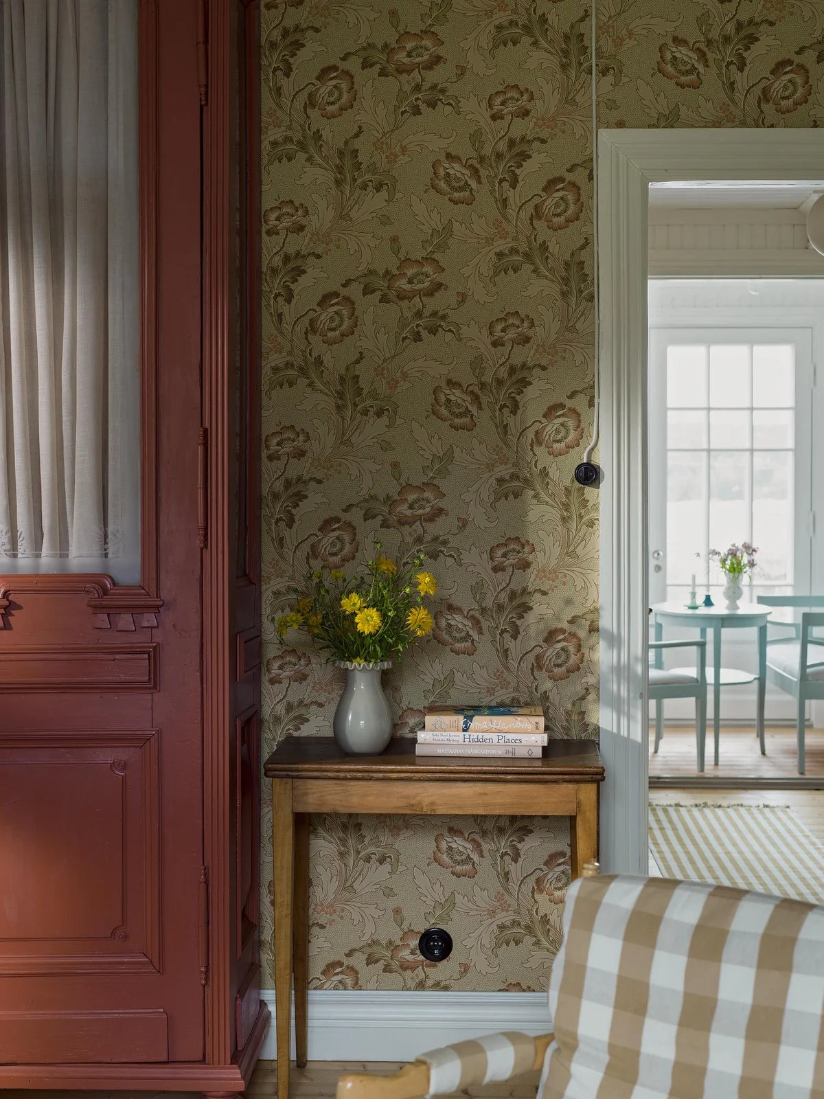 Non-woven paper wallpaper with a botanical pattern GÖTEBORG beige with green