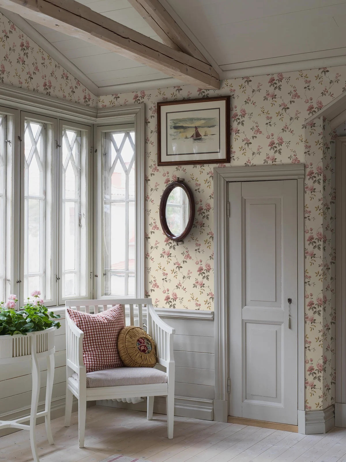 Non-woven paper wallpaper with a floral pattern VÄRMDÖ beige with pink