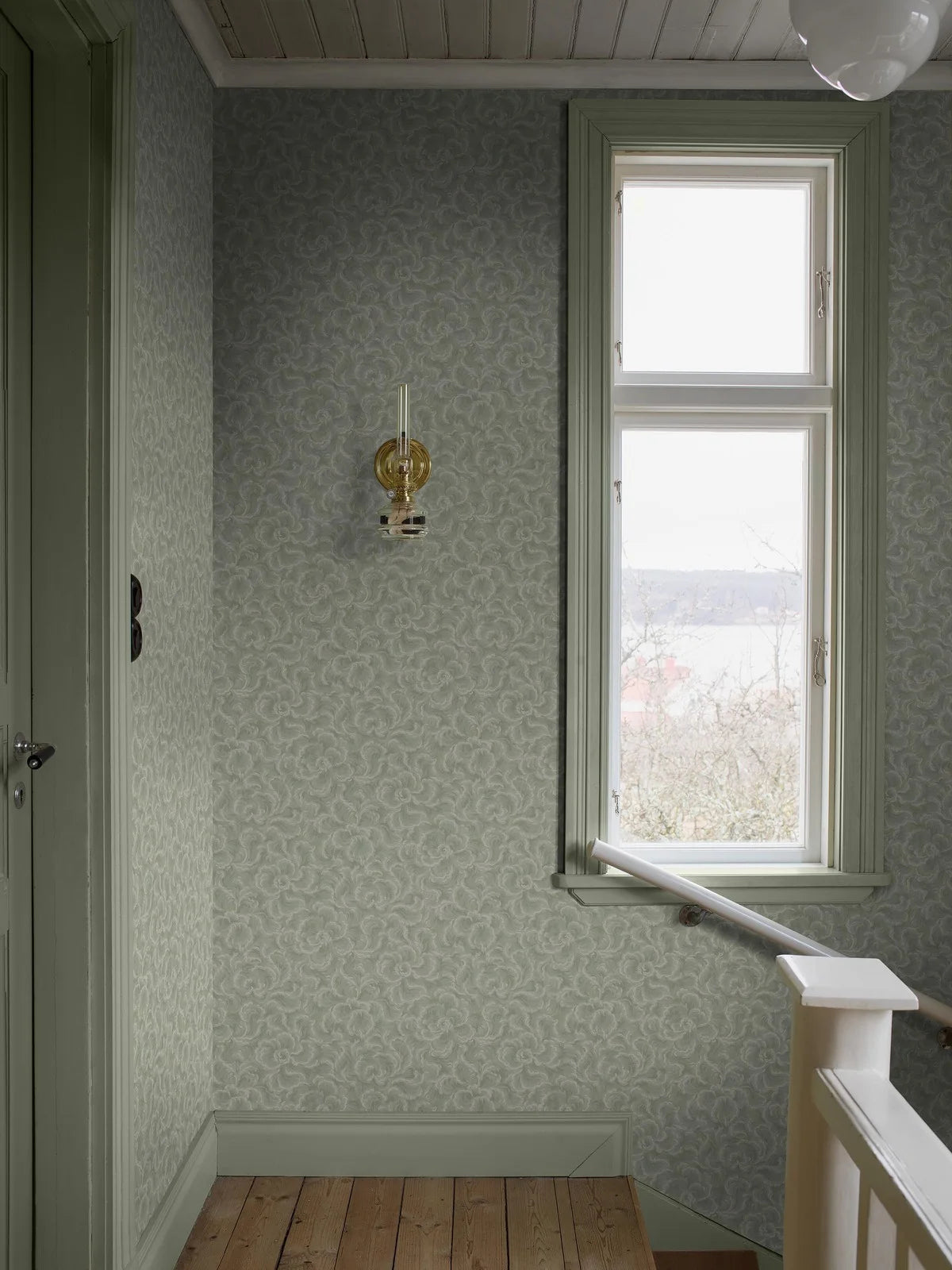 Non-woven paper wallpaper with a botanical pattern ÄNGGÅRDEN green with white