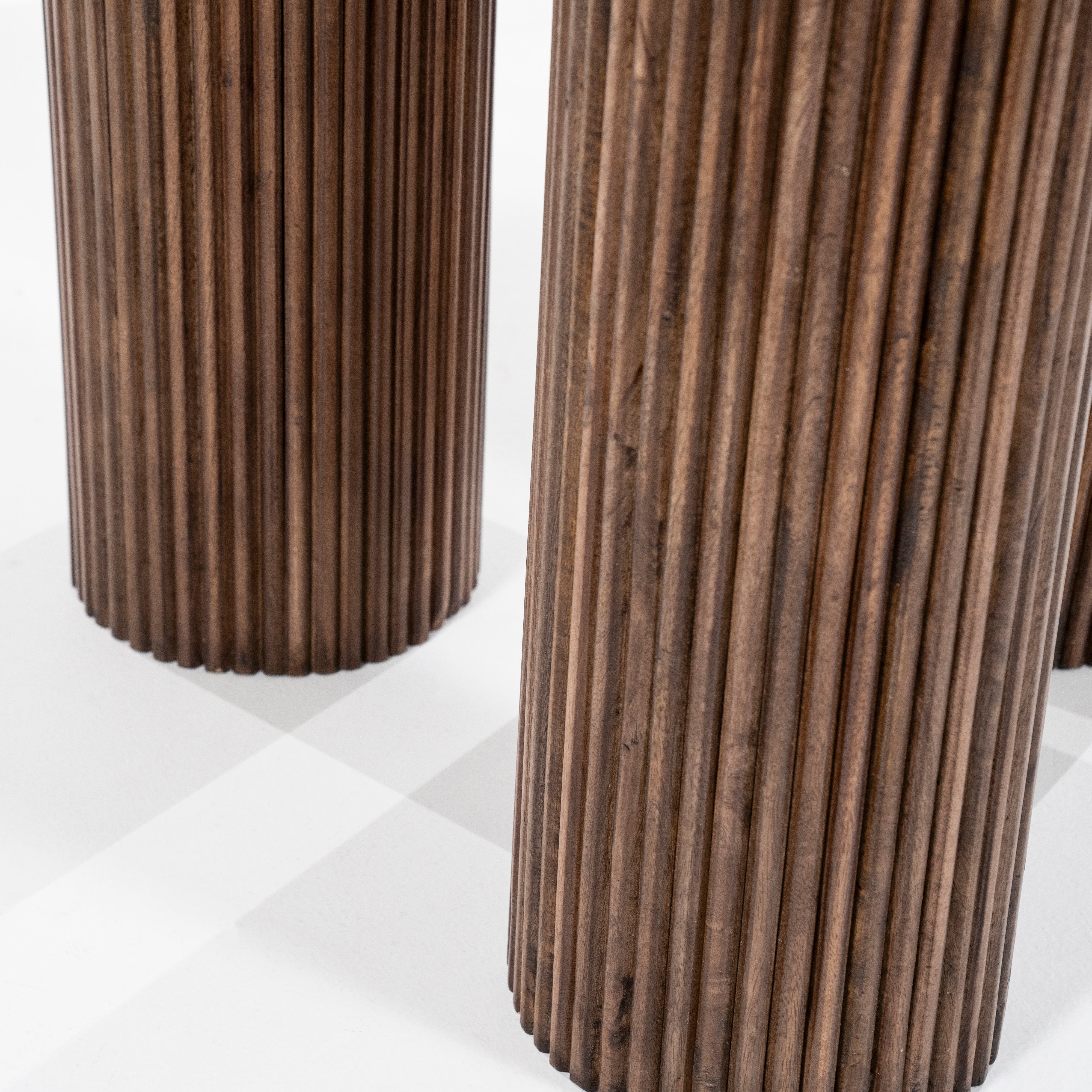 Rundtisch XAVI aus Mangoholz mit Marmorplatte