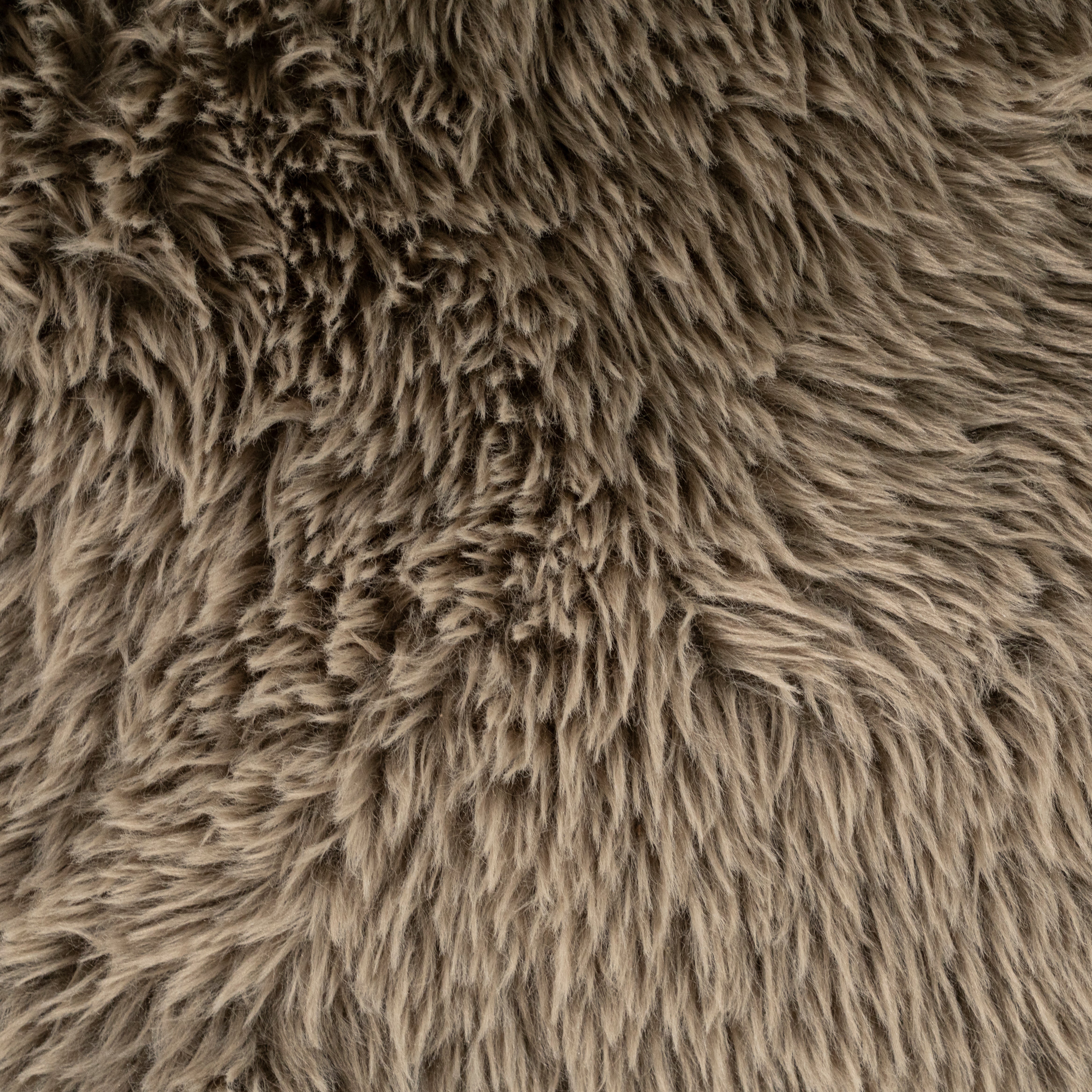 Fotel SAMSON aus taupe-farbenem Fell