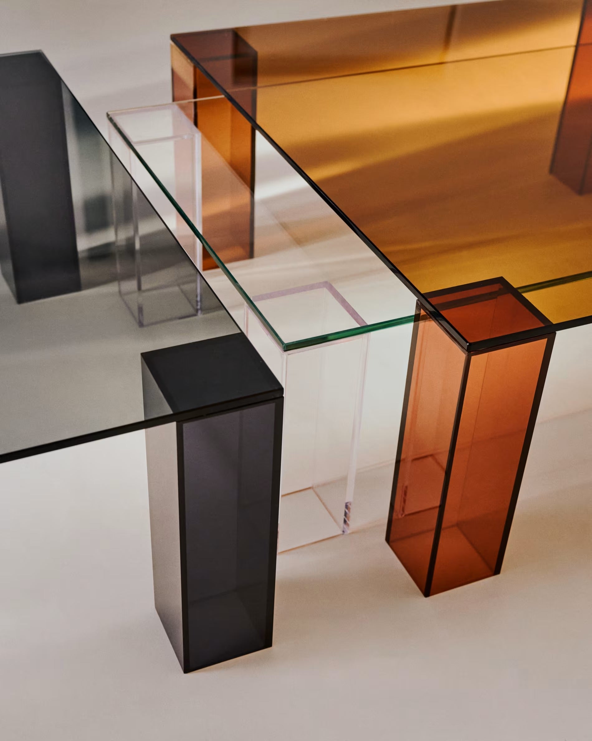 Quadratischer Couchtisch ADULARIA mit braunem, gehärtetem Glas