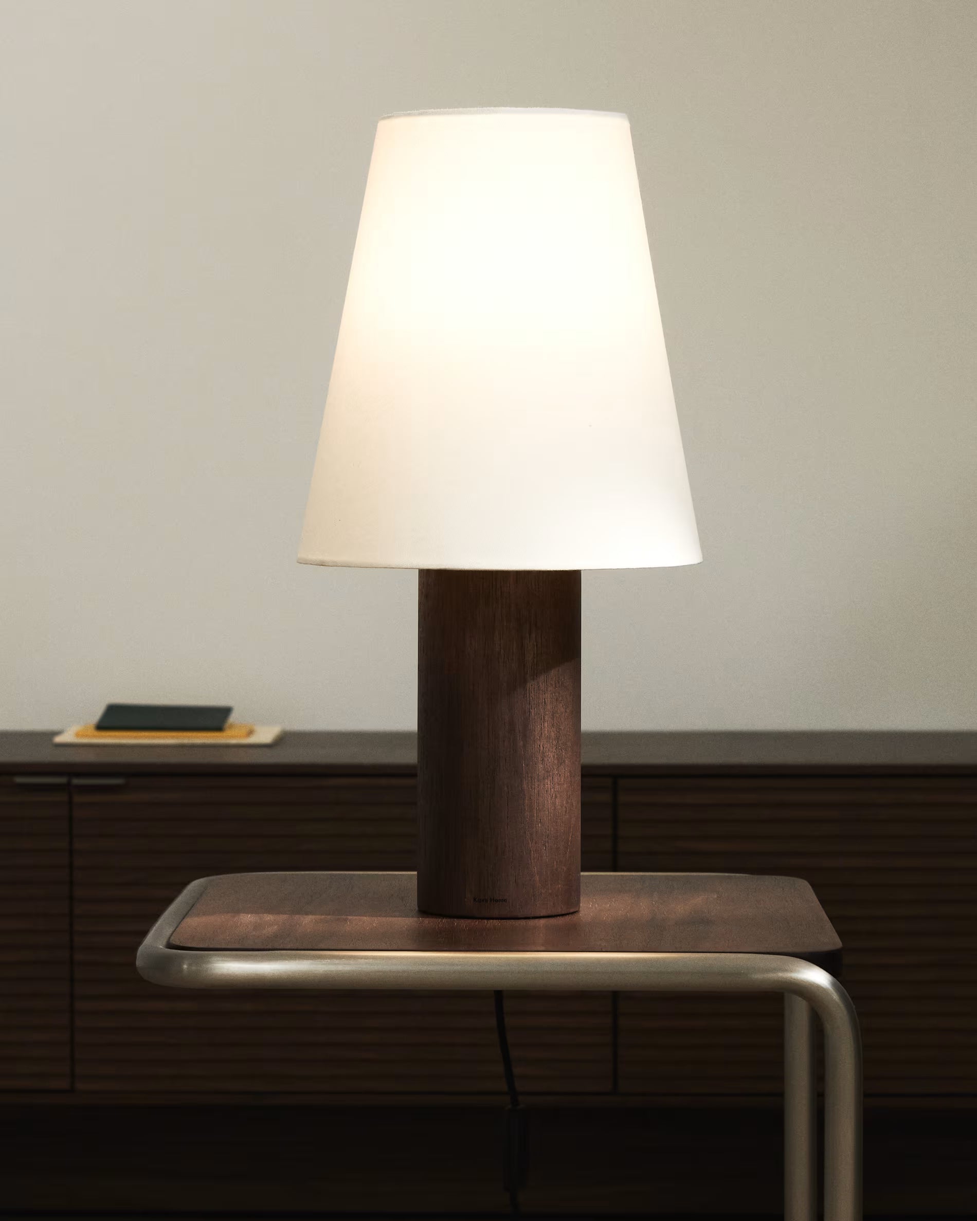 Tischlampe MARGA dunkles Gummiholz mit weißem Schirm