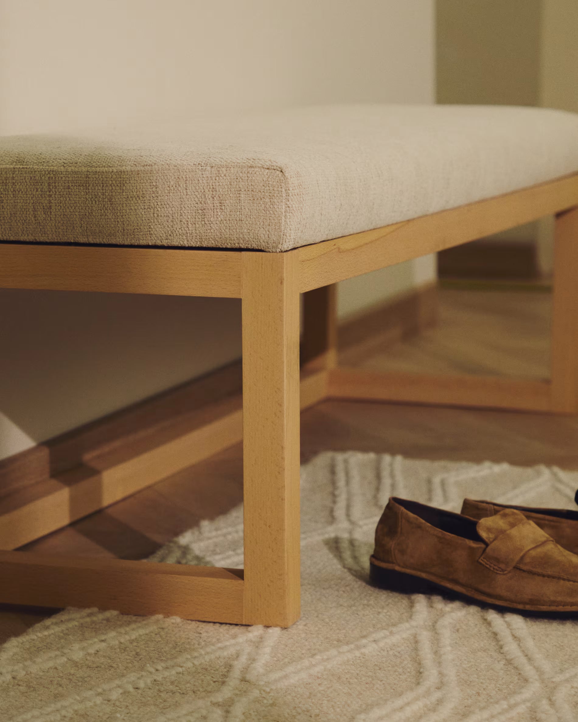 LOYA bench beige chenille with beech base