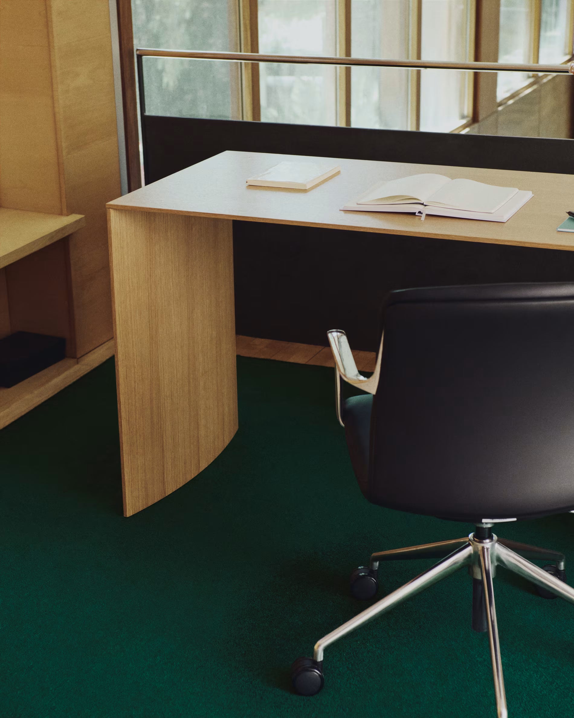 Bürostuhl NERLAN schwarze Kunstleder mit silbernem Fuß