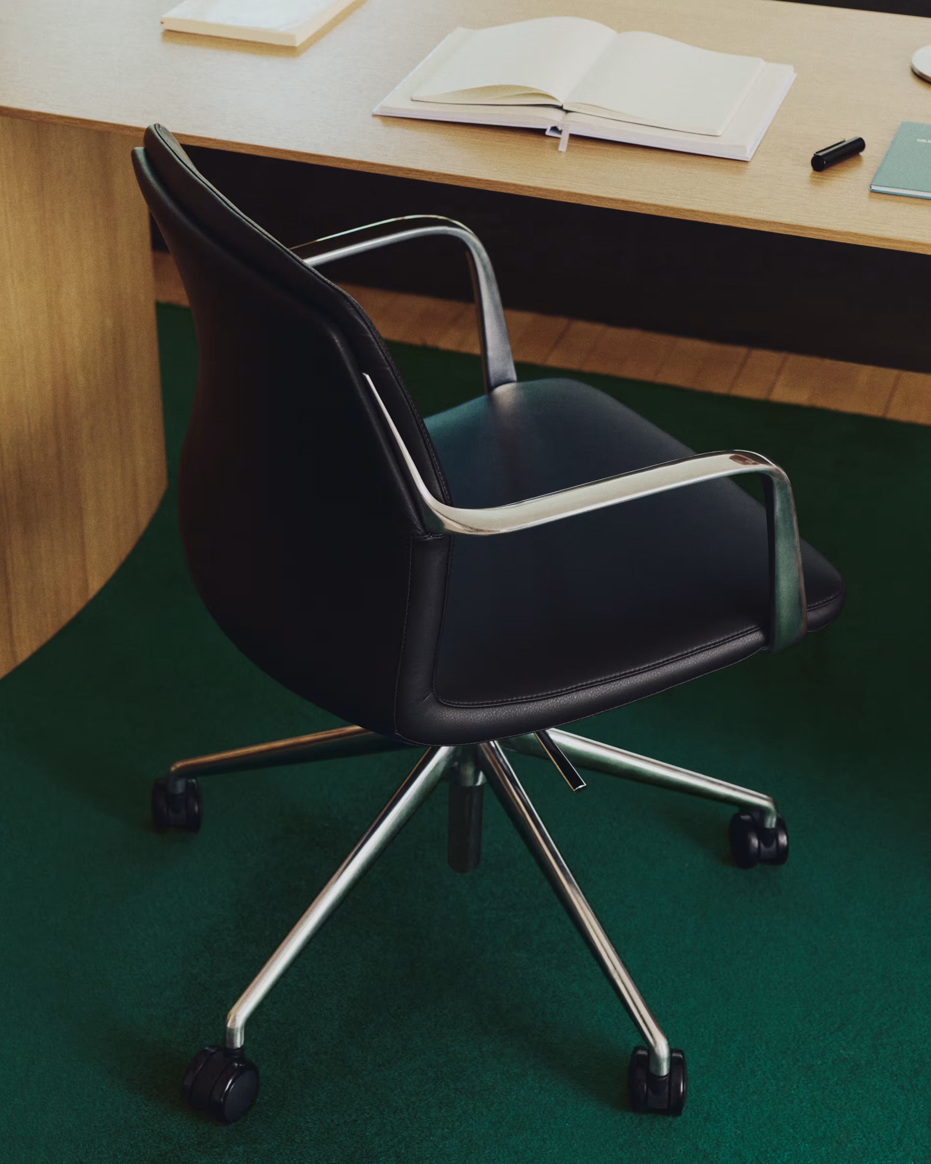 Bürostuhl NERLAN schwarze Kunstleder mit silbernem Fuß