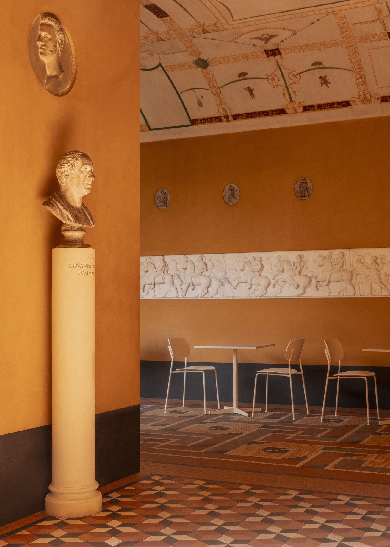 NOOK round café table white marble with olive base