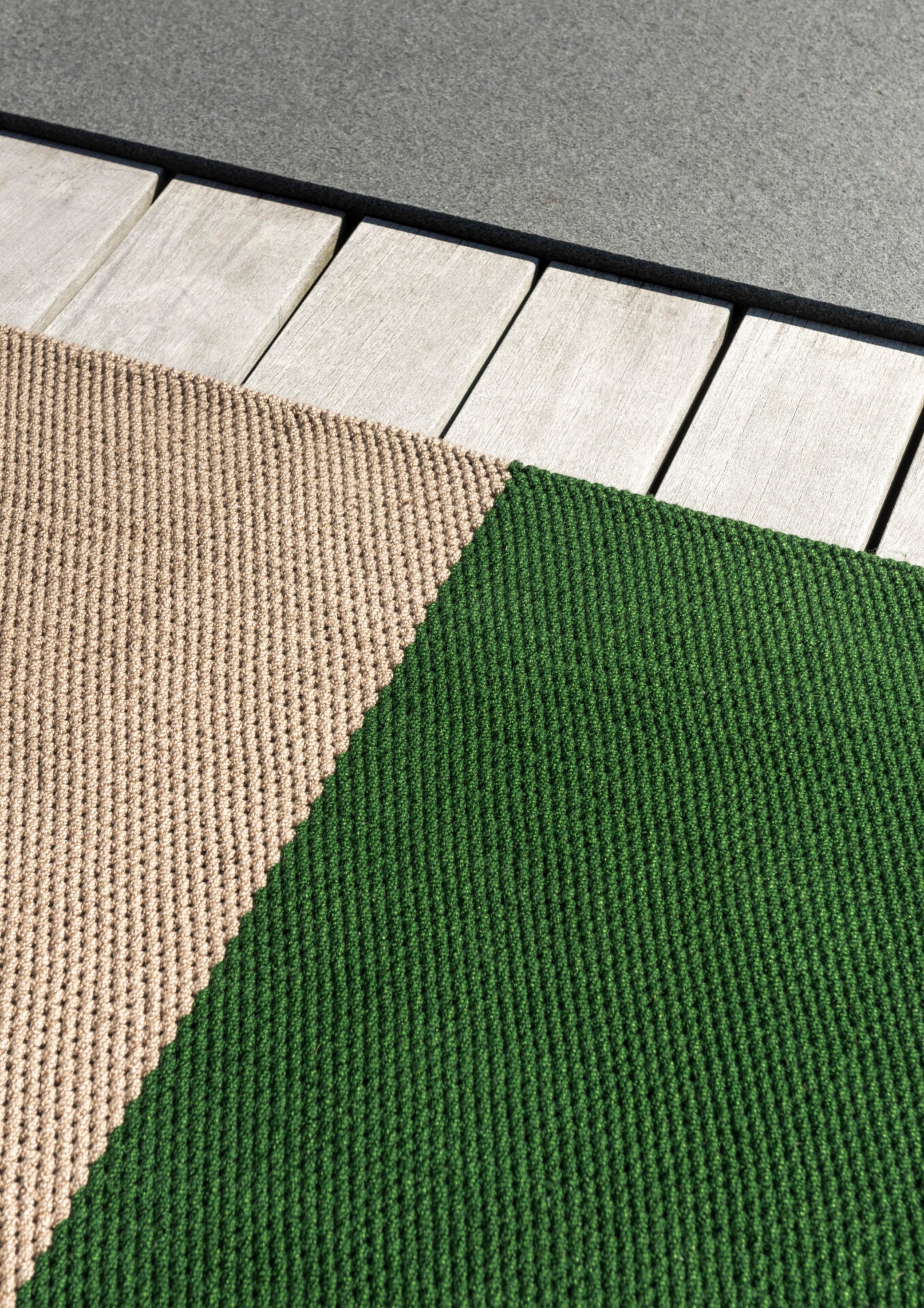 Deck beige mit grünem Außenteppich