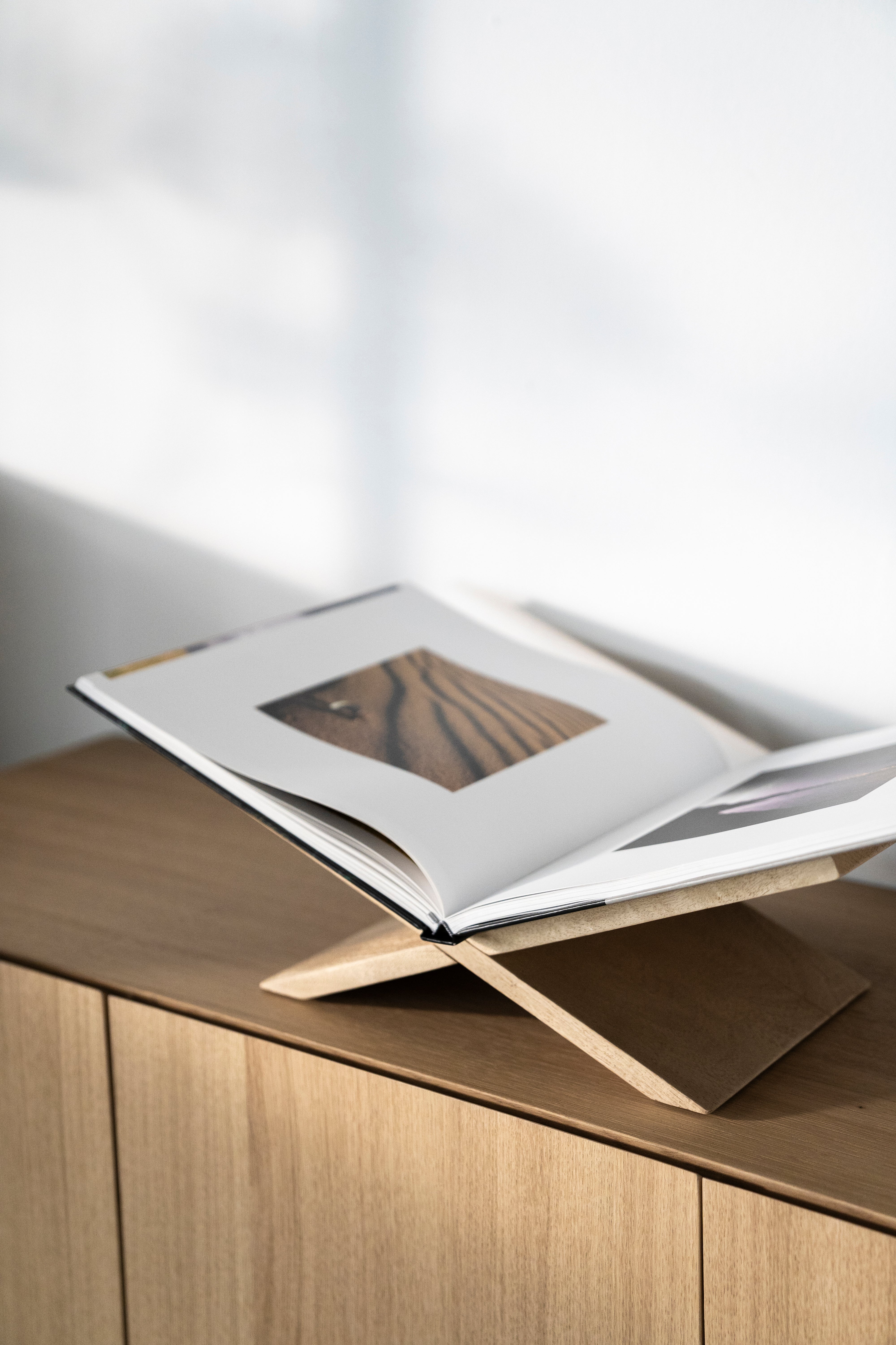 TEE Book Stand Light Mango Wood