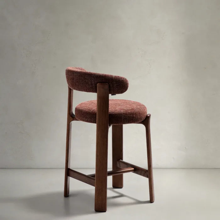 GRANITE brauner Chenille-Hocker mit dunklem Eschenholzgestell