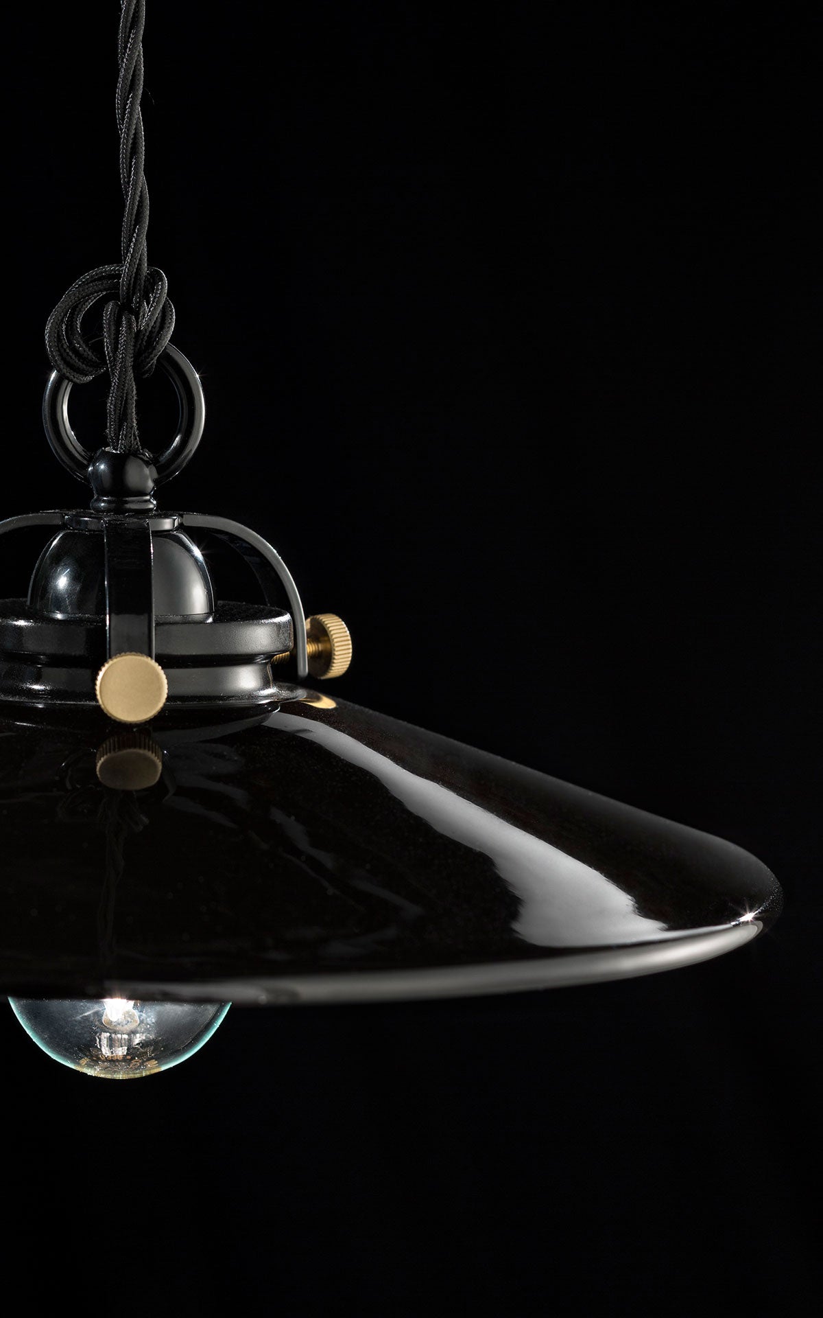 B&W ceramic pendant lamp in white with brass finish