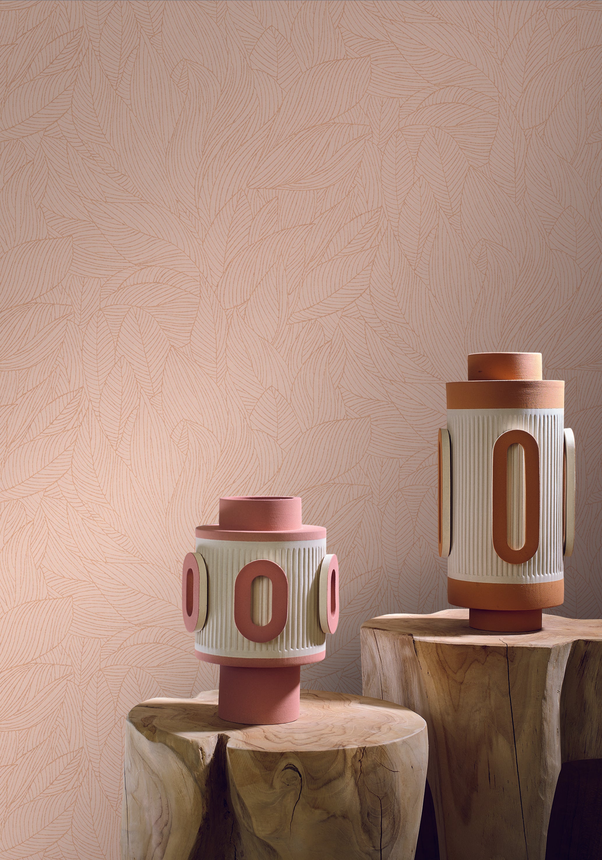 Non-woven wallpaper with a plant motif HOSTA - ROSE POUDRÉ/DORÉ powder pink with gold