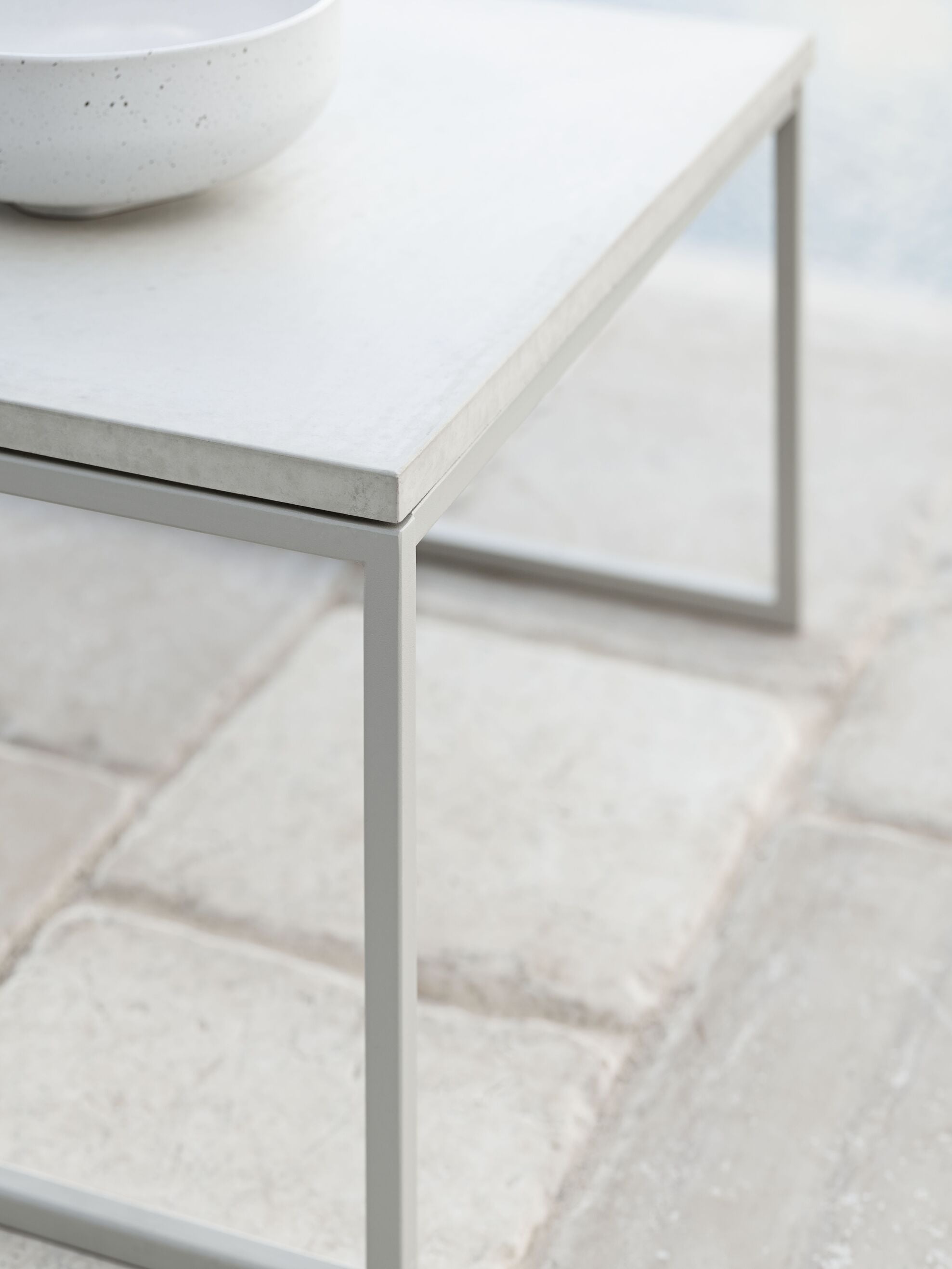 Externer Couchtisch Como dunkelgrauer Beton mit einer Stahlbasis
