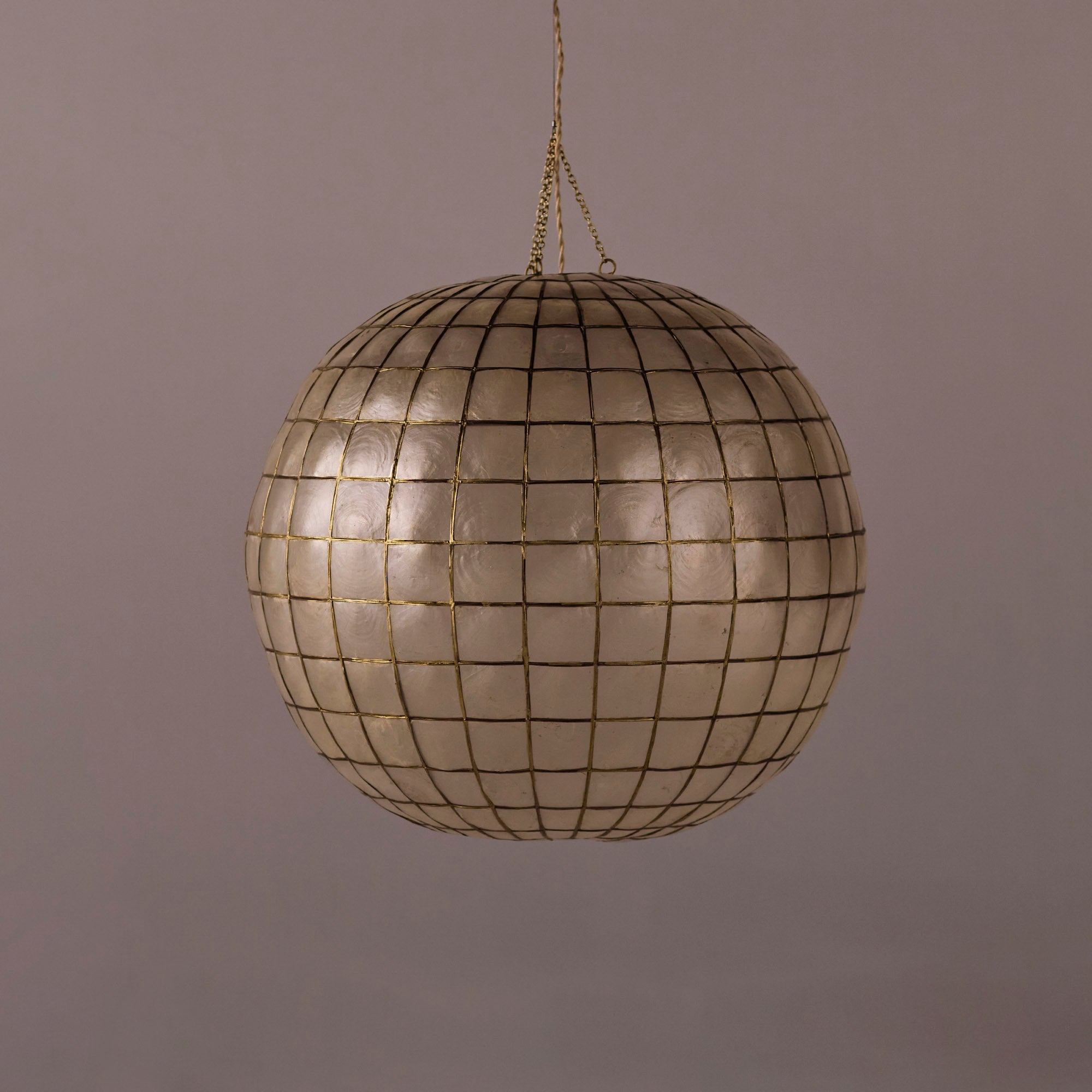 Round pendant lamp CORNELIA Capiz shells