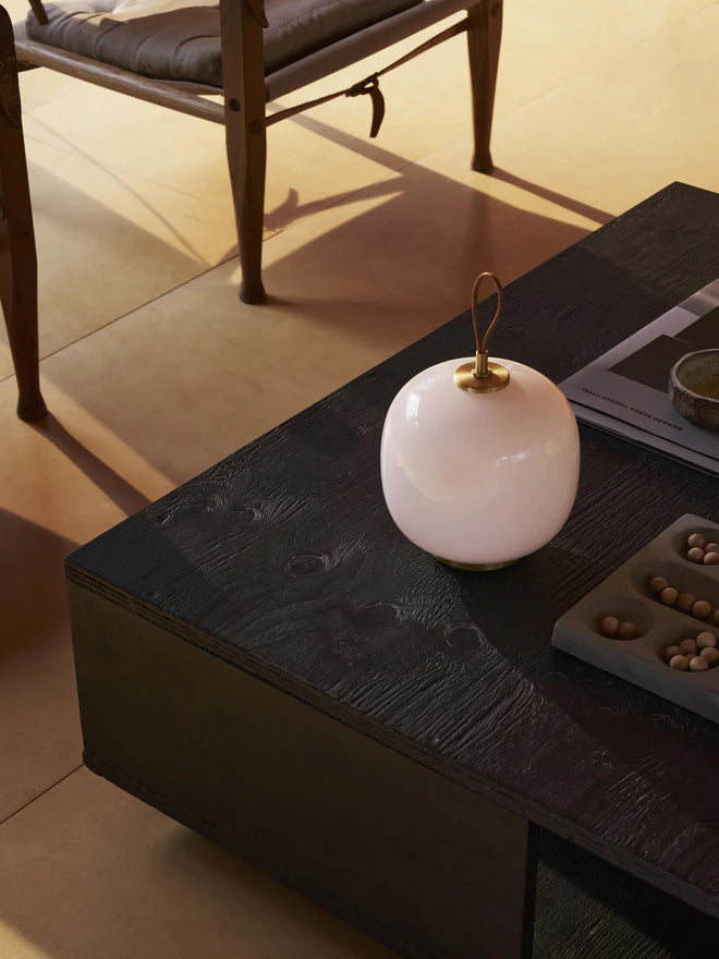 Tragbare Lampe VL 45 in Hellrosa mit messingfarbenem Fuß