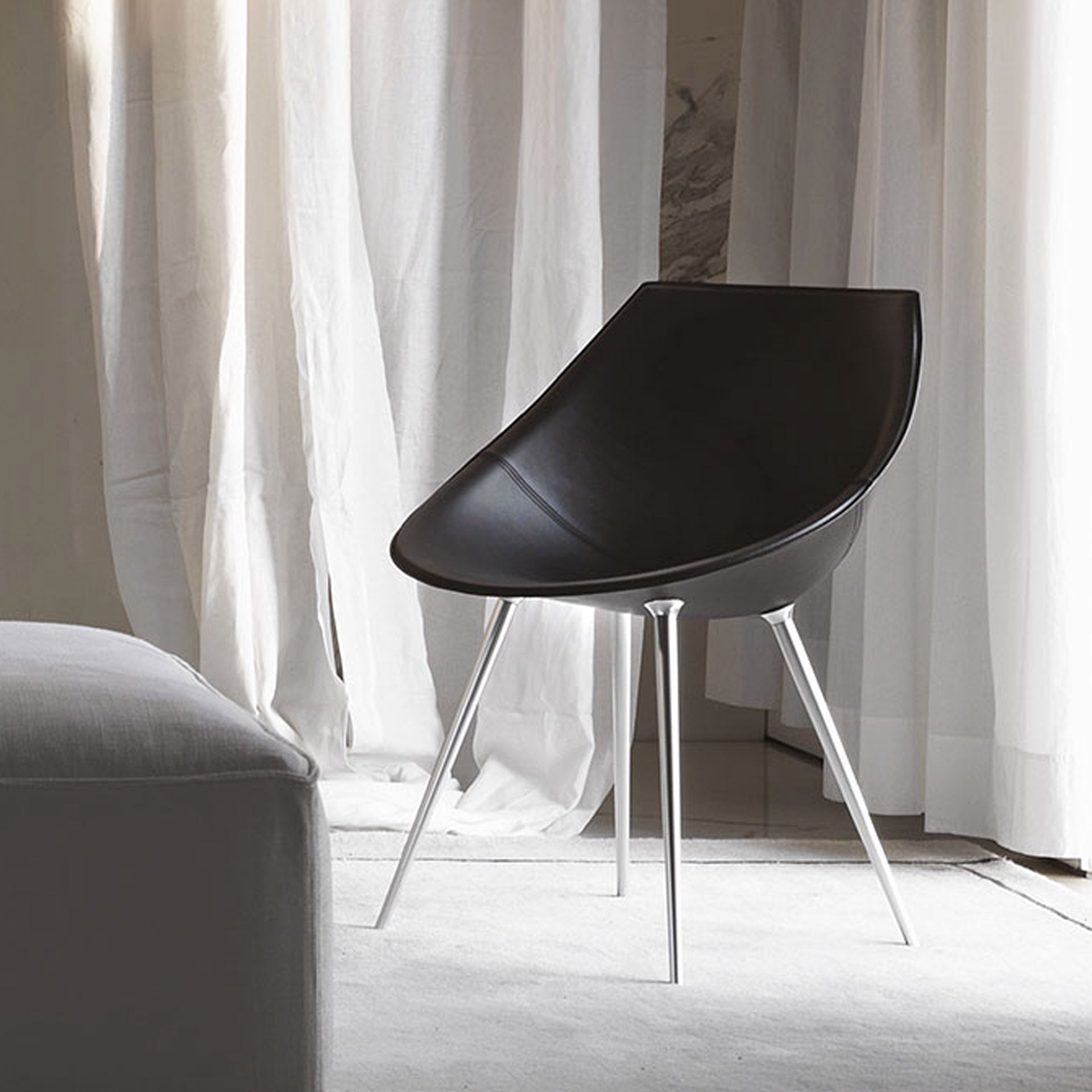 Stuhl Lagò braunes Leder mit einer Aluminiumbasis