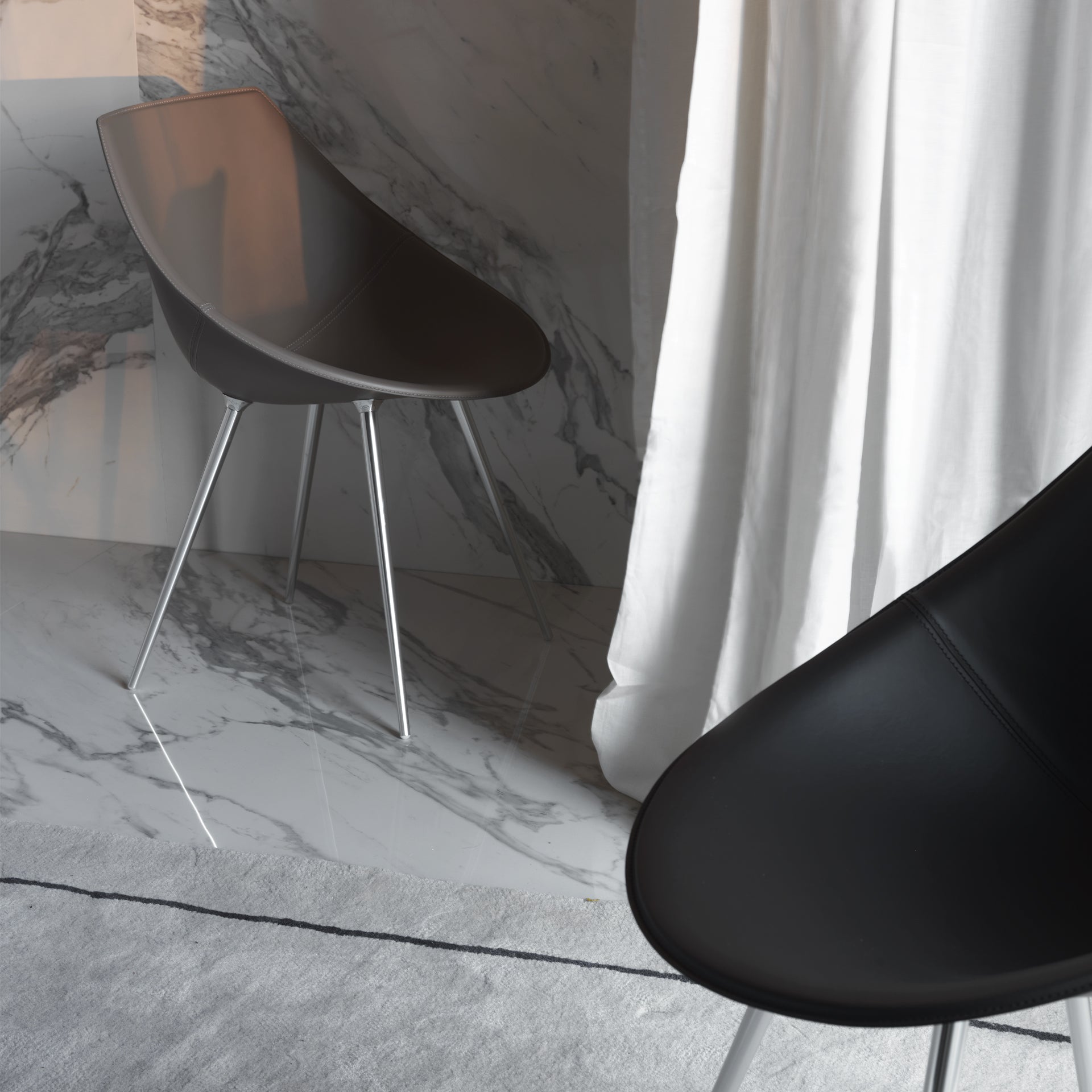 Stuhl Lagò braunes Leder mit einer Aluminiumbasis